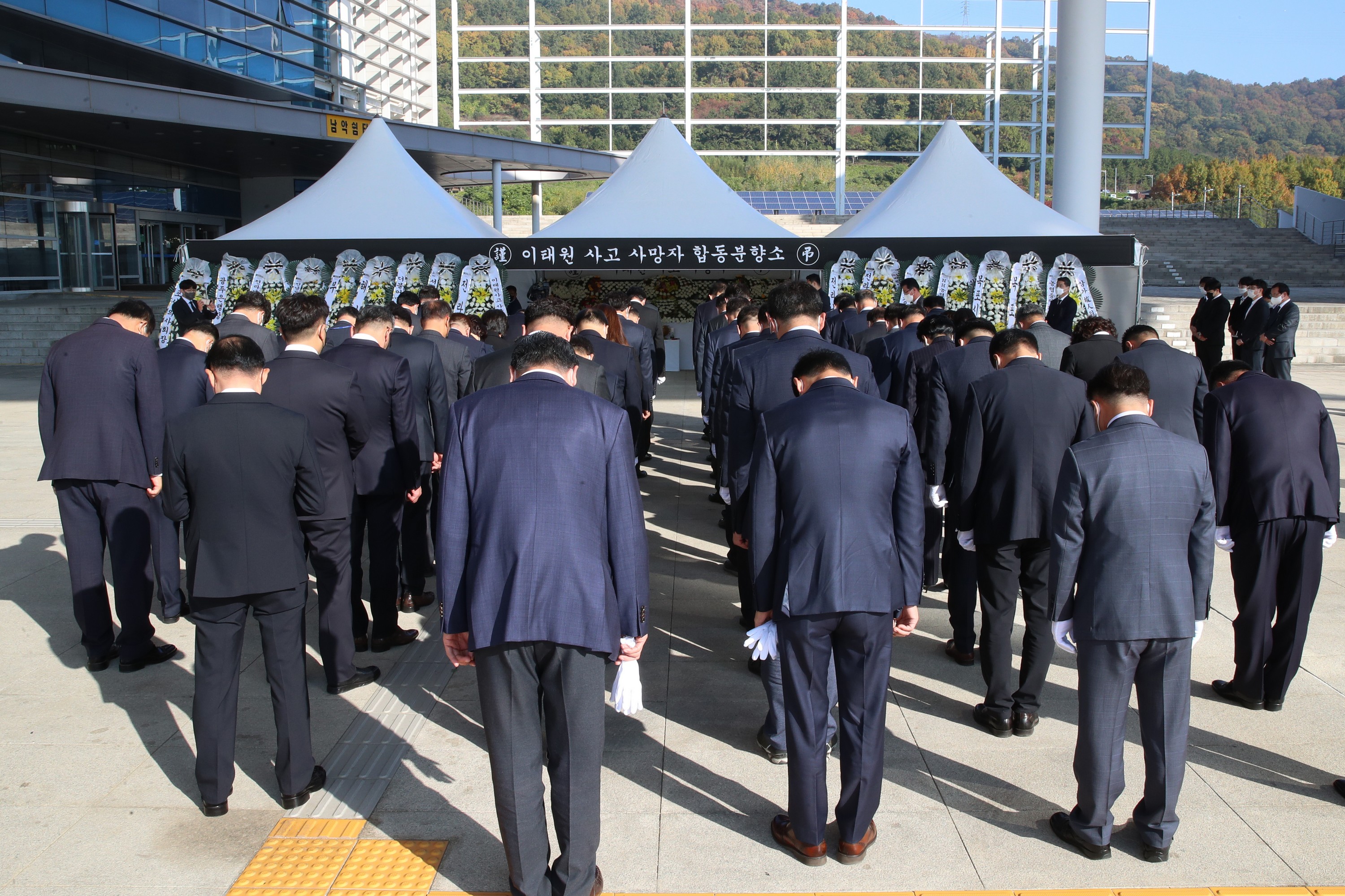 이태원 참사 희생자 합동분향소 조문 첨부이미지 : 22년11월01일 이태원 사고 사망자 합동분향소 조문 - 029.jpg