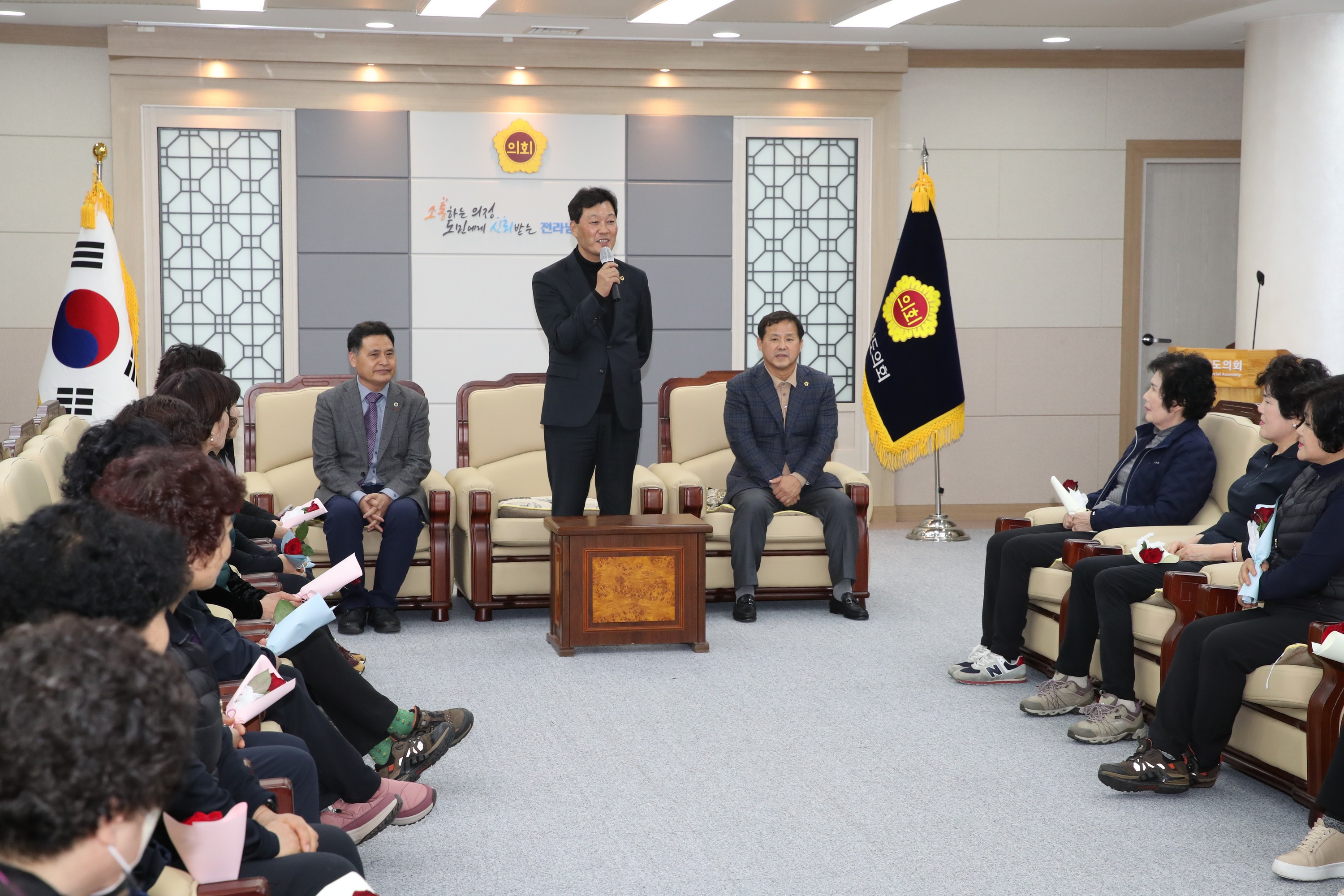 3.8 세계 여성의 날 기념 환경미화원과 간담회 첨부이미지 : 23년03월07일 3.8 세계 여성의 날 기념 환경미화원과 간담회 - 018.jpg