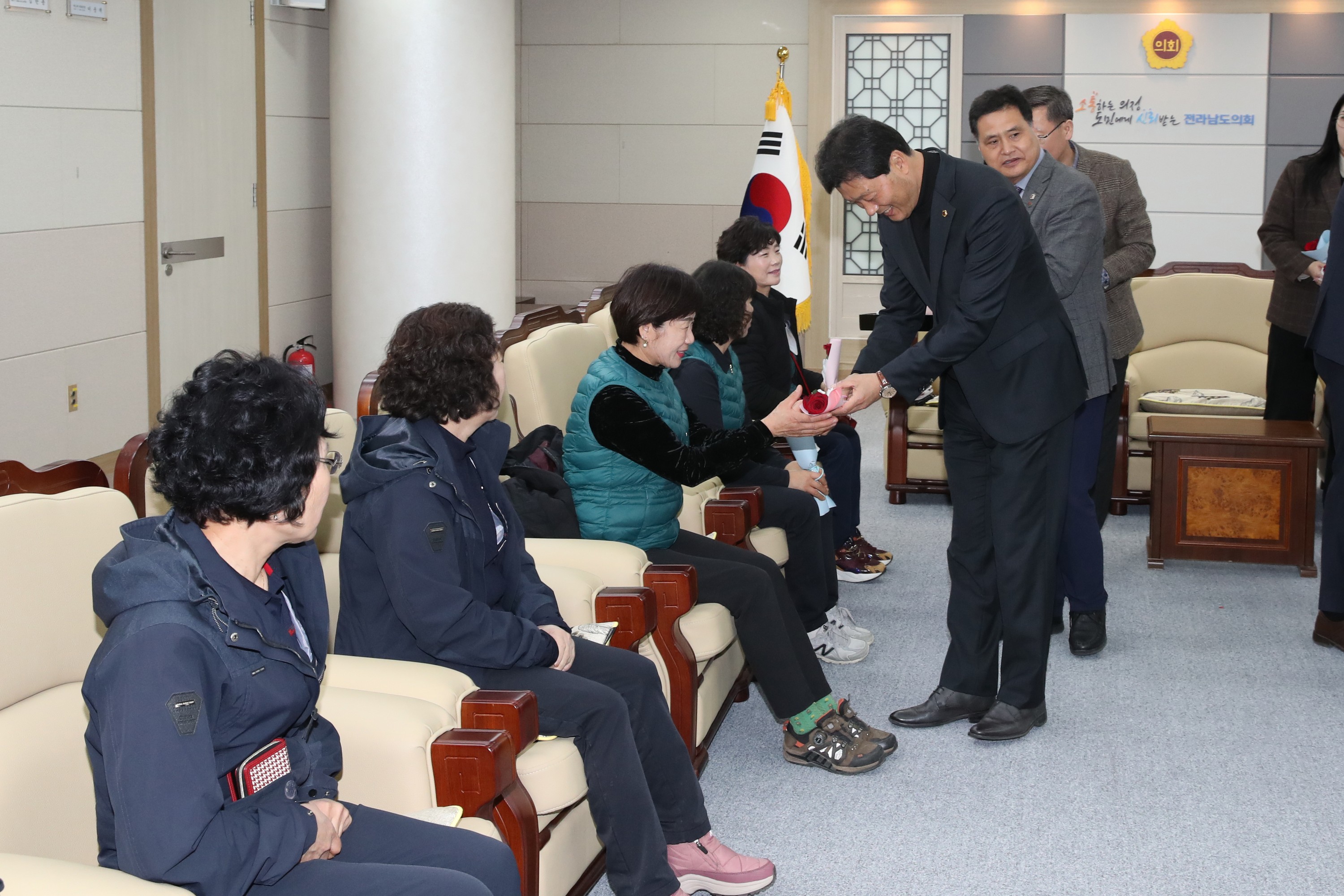 3.8 세계 여성의 날 기념 환경미화원과 간담회 첨부이미지 : 23년03월07일 3.8 세계 여성의 날 기념 환경미화원과 간담회 - 010.jpg