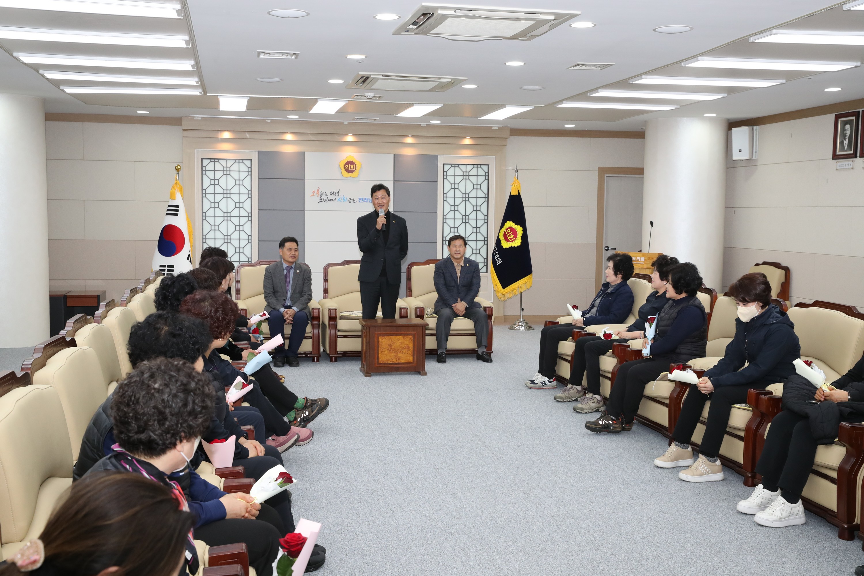 3.8 세계 여성의 날 기념 환경미화원과 간담회 첨부이미지 : 23년03월07일 3.8 세계 여성의 날 기념 환경미화원과 간담회 - 017.jpg