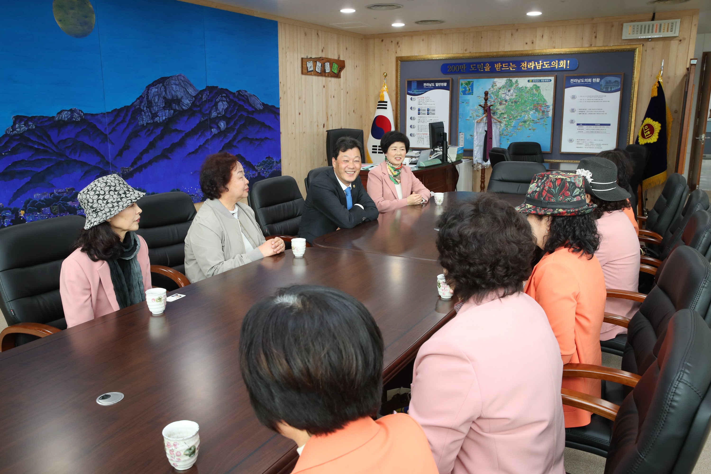 전남 문화관광해설사 협회 도의회 방문 첨부이미지 : 23년03월09일 전남 문화관광해설사 협회 도의회 방문 - 002.jpg