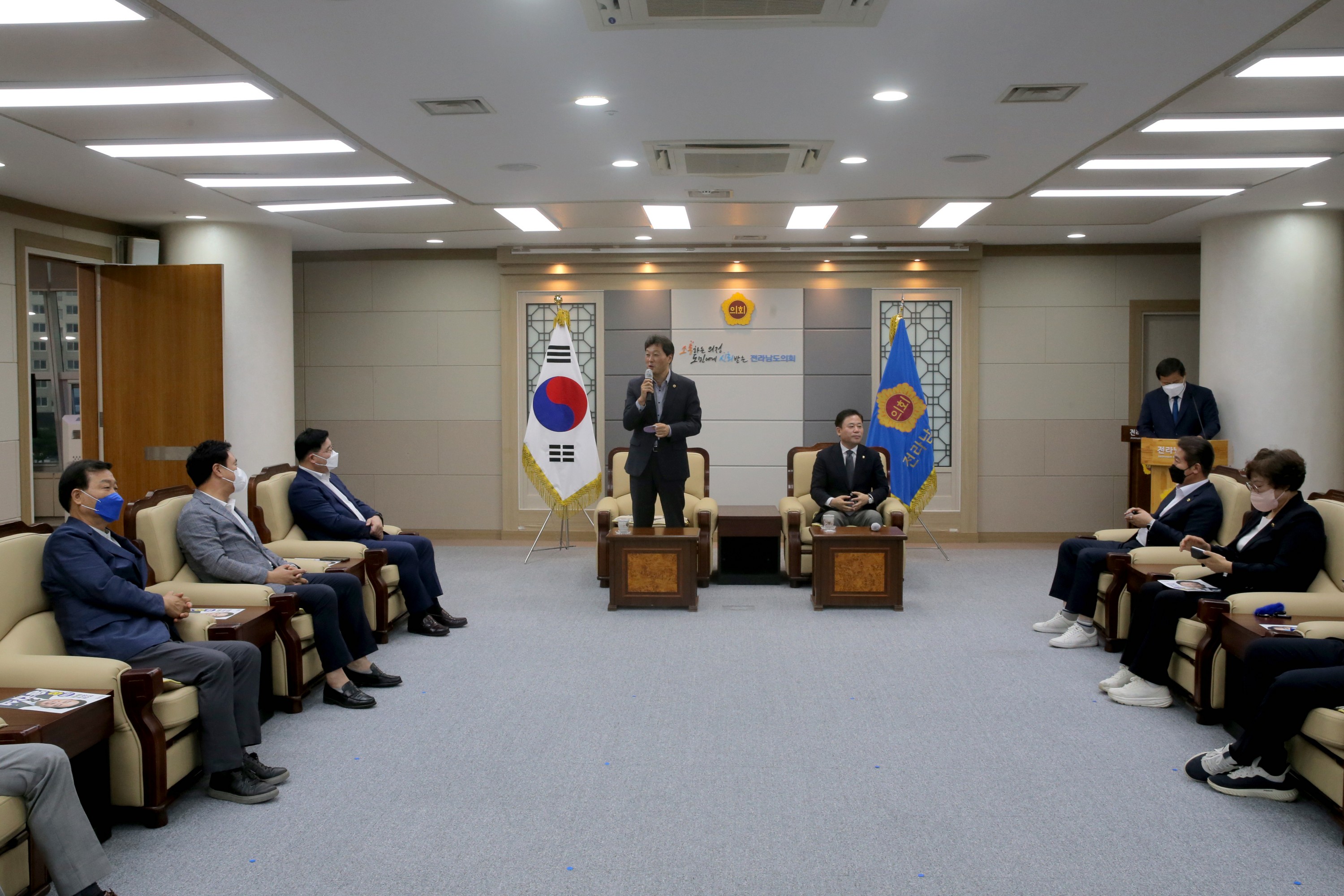 송갑석 국회의원 도의회 방문 첨부이미지 : 22년08월15일 송갑석 국회의원 도의회 방문 - 010.jpg