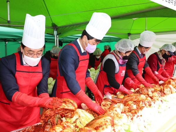 배추소비촉진을 위한 김장담그기 및 나눔행사 첨부이미지 : 22년11월21일 배추소비촉진을 위한 김장담그기 및 나눔행사 - 022.jpg