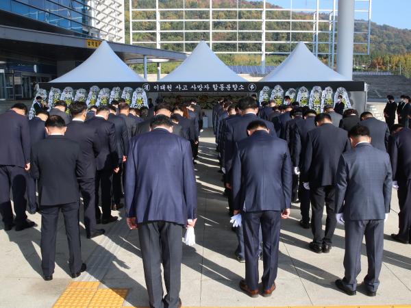 이태원 참사 희생자 합동분향소 조문 첨부이미지 : 22년11월01일 이태원 사고 사망자 합동분향소 조문 - 029.jpg