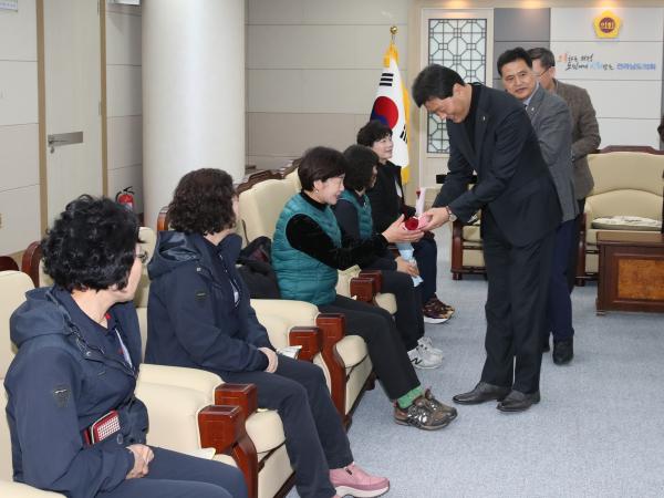 3.8 세계 여성의 날 기념 환경미화원과 간담회 첨부이미지 : 23년03월07일 3.8 세계 여성의 날 기념 환경미화원과 간담회 - 010.jpg