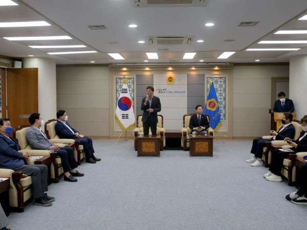 송갑석 국회의원 도의회 방문 첨부이미지 : 22년08월15일 송갑석 국회의원 도의회 방문 - 010.jpg