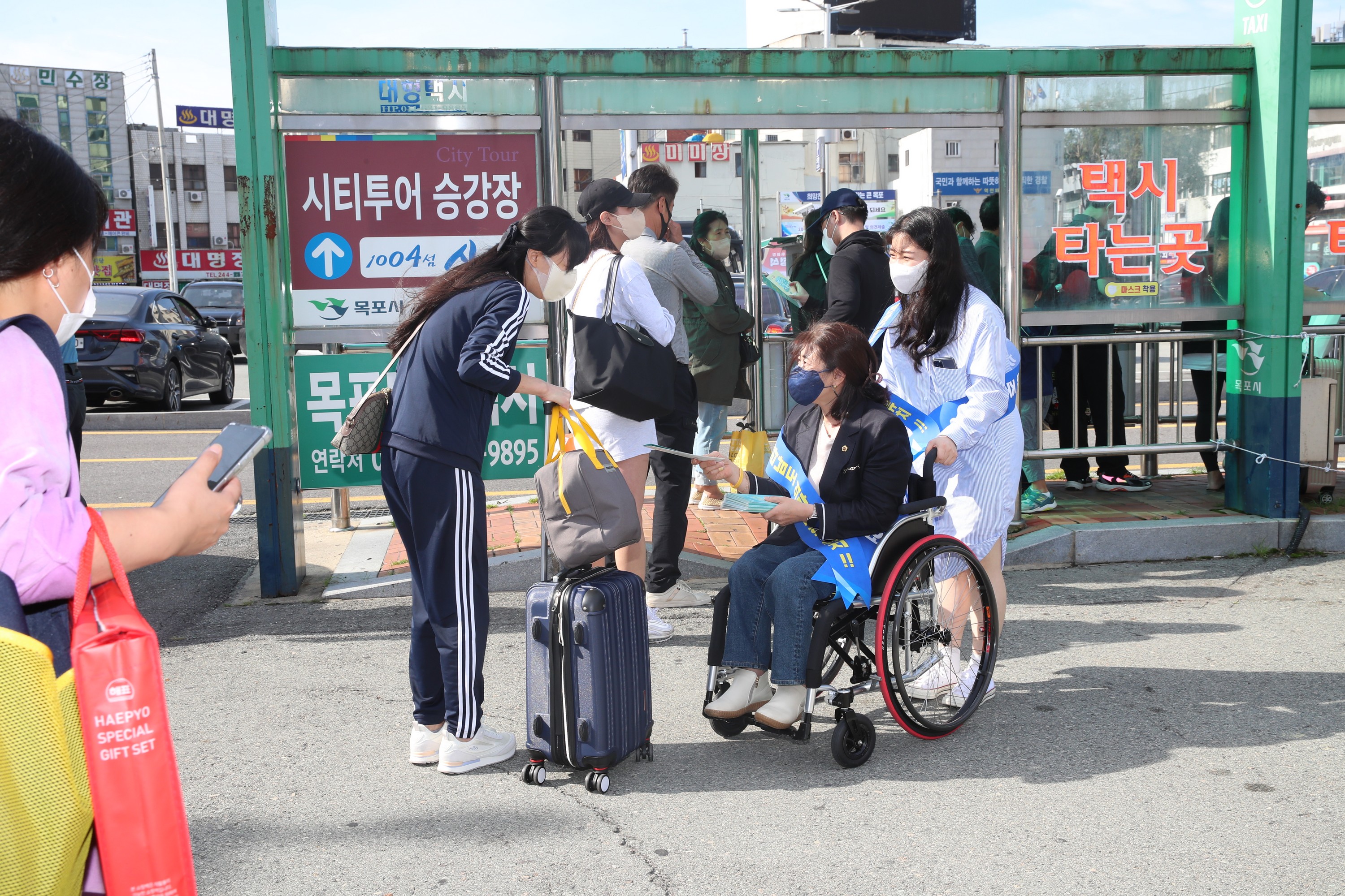 전라남도 의과대학 유치 대책 위원회 추석 명절 고향 방문개 홍보 첨부이미지 : 22년09월08일 전라남도 의과대학 유치 대책 위원회 추석 명절 고향 방문개 홍보(목포) - 036.jpg