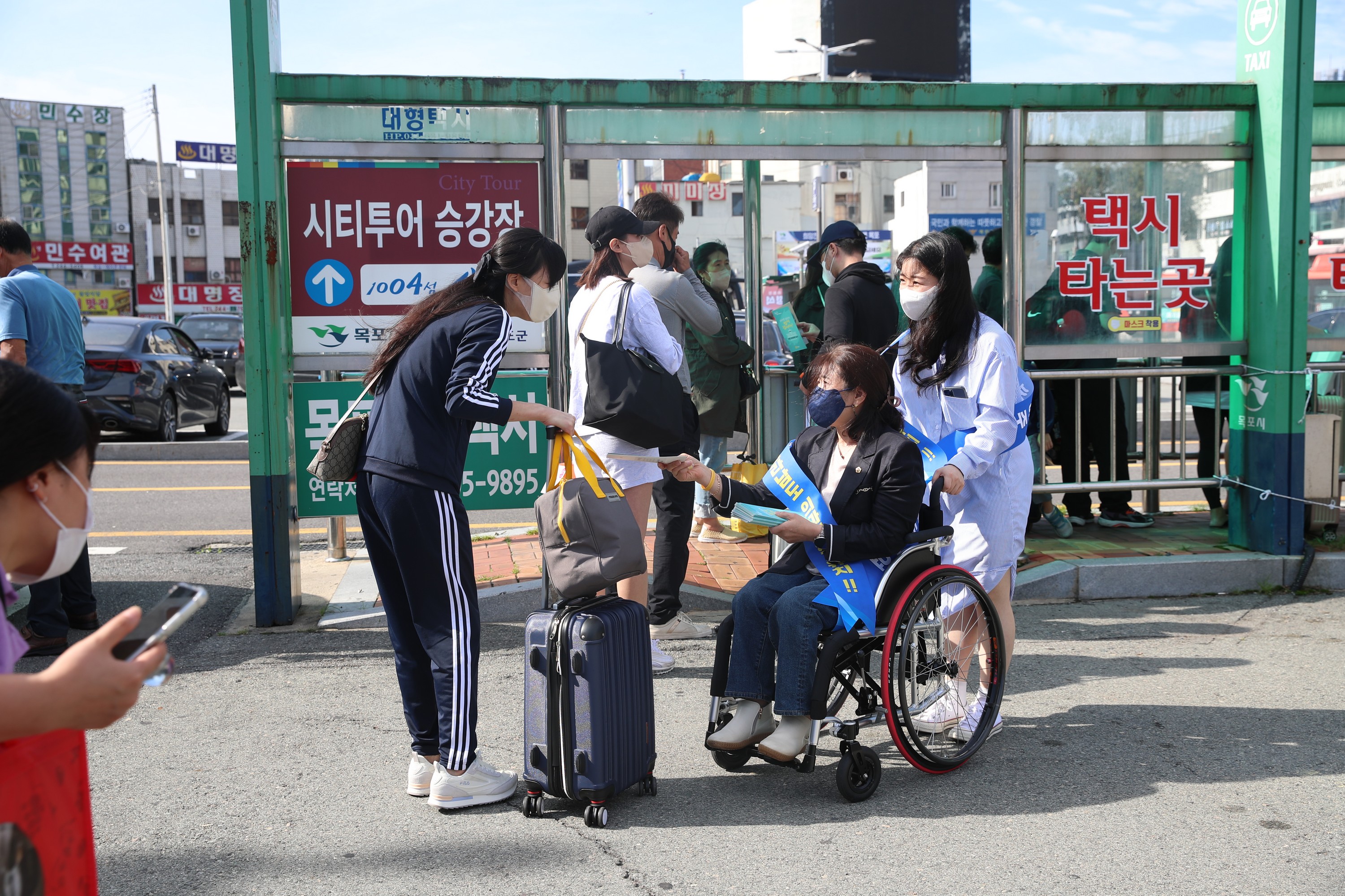 전라남도 의과대학 유치 대책 위원회 추석 명절 고향 방문개 홍보 첨부이미지 : 22년09월08일 전라남도 의과대학 유치 대책 위원회 추석 명절 고향 방문개 홍보(목포) - 035.jpg