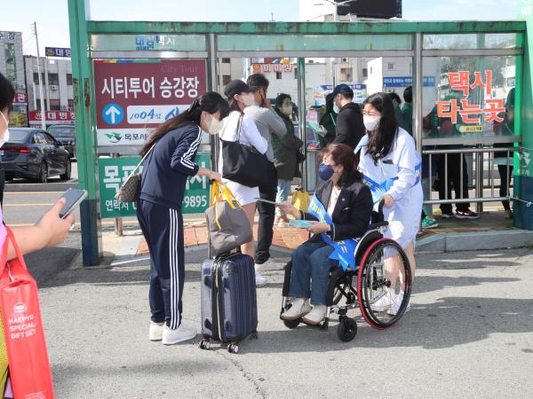 전라남도 의과대학 유치 대책 위원회 추석 명절 고향 방문개 홍보 첨부이미지 : 22년09월08일 전라남도 의과대학 유치 대책 위원회 추석 명절 고향 방문개 홍보(목포) - 036.jpg