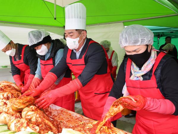 배추소비촉진을 위한 김장담그기 및 나눔행사 첨부이미지 : 22년11월21일 배추소비촉진을 위한 김장담그기 및 나눔행사 - 027.jpg