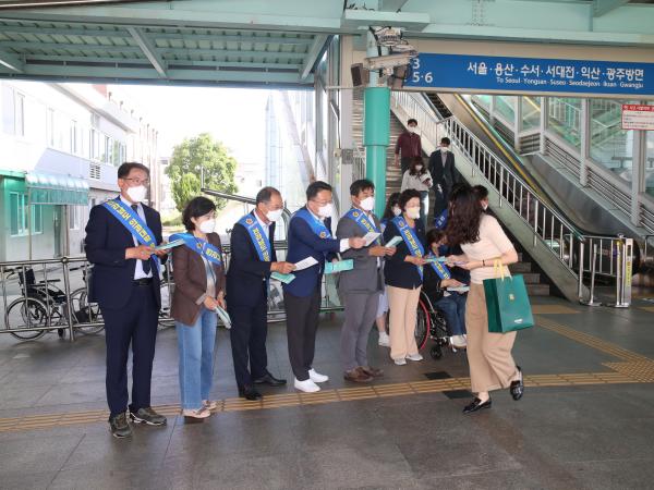 전라남도 의과대학 유치 대책 위원회 추석 명절 고향 방문객 홍보 첨부이미지 : 22년09월08일 전라남도 의과대학 유치 대책 위원회 추석 명절 고향 방문개 홍보(목포) - 026.jpg