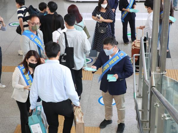 전라남도 의과대학 유치 대책 위원회 추석 명절 고향 방문객 홍보 첨부이미지 : 22년09월08일 전라남도 의과대학 유치 대책 위원회 추석 명절 고향 방문개 홍보(순천) - 074.jpg