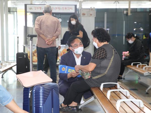 전라남도 의과대학 유치 대책 위원회 추석 명절 고향 방문객 홍보 첨부이미지 : 22년09월08일 전라남도 의과대학 유치 대책 위원회 추석 명절 고향 방문개 홍보(목포) - 009.jpg