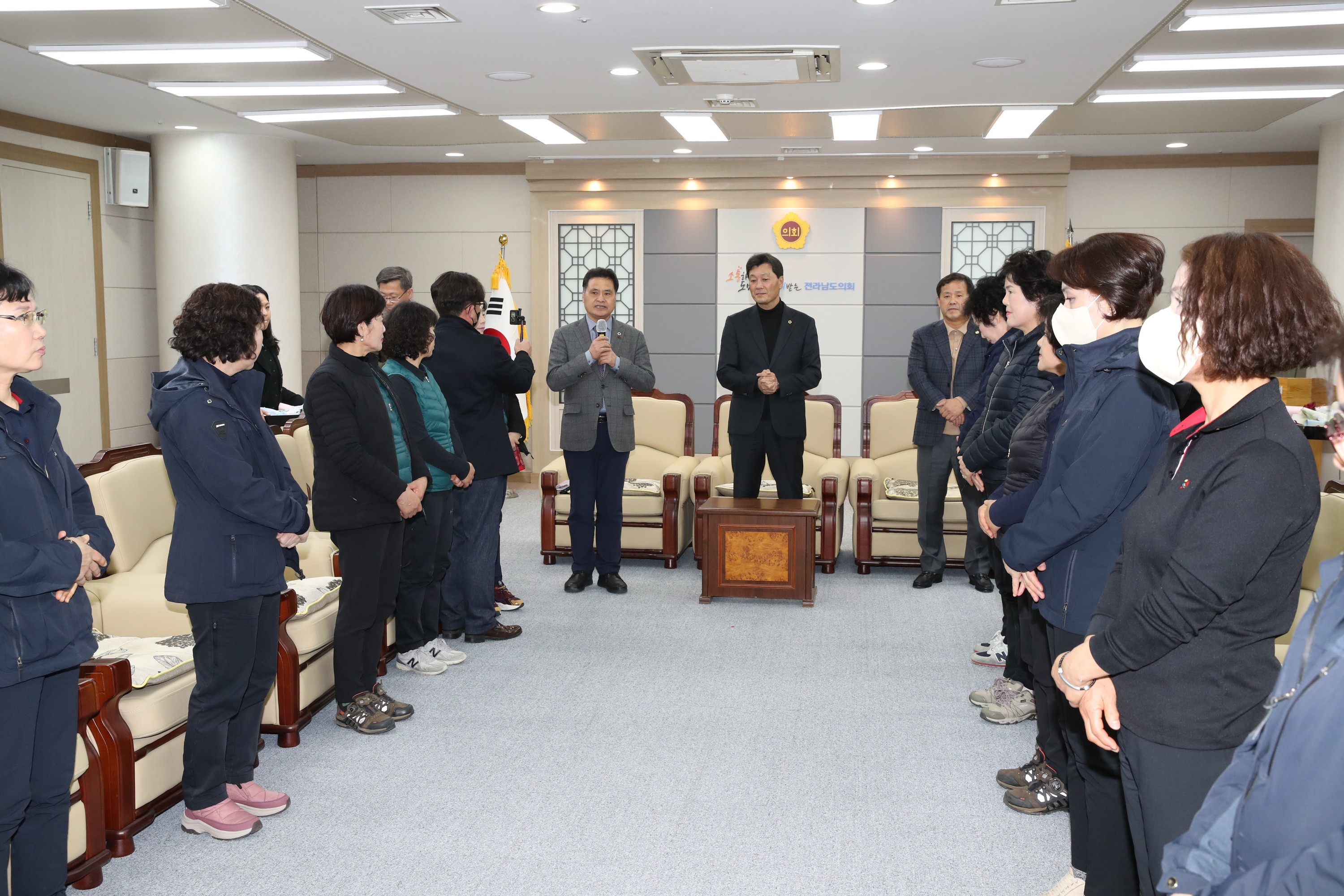 3.8 세계 여성의 날 기념 환경미화원과 간담회 첨부이미지 : 23년03월07일 3.8 세계 여성의 날 기념 환경미화원과 간담회 - 009.jpg