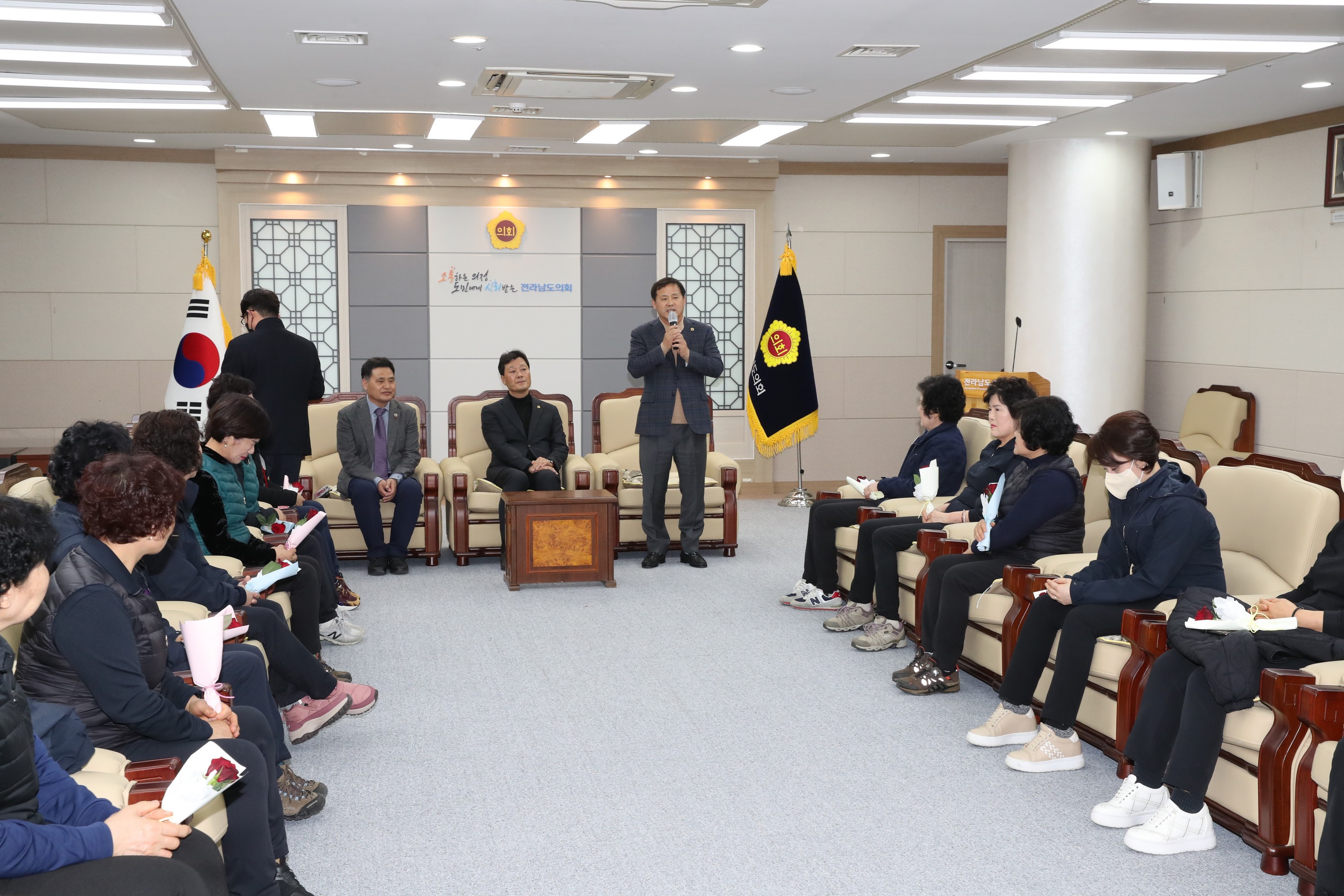 3.8 세계 여성의 날 기념 환경미화원과 간담회 첨부이미지 : 23년03월07일 3.8 세계 여성의 날 기념 환경미화원과 간담회 - 023.jpg