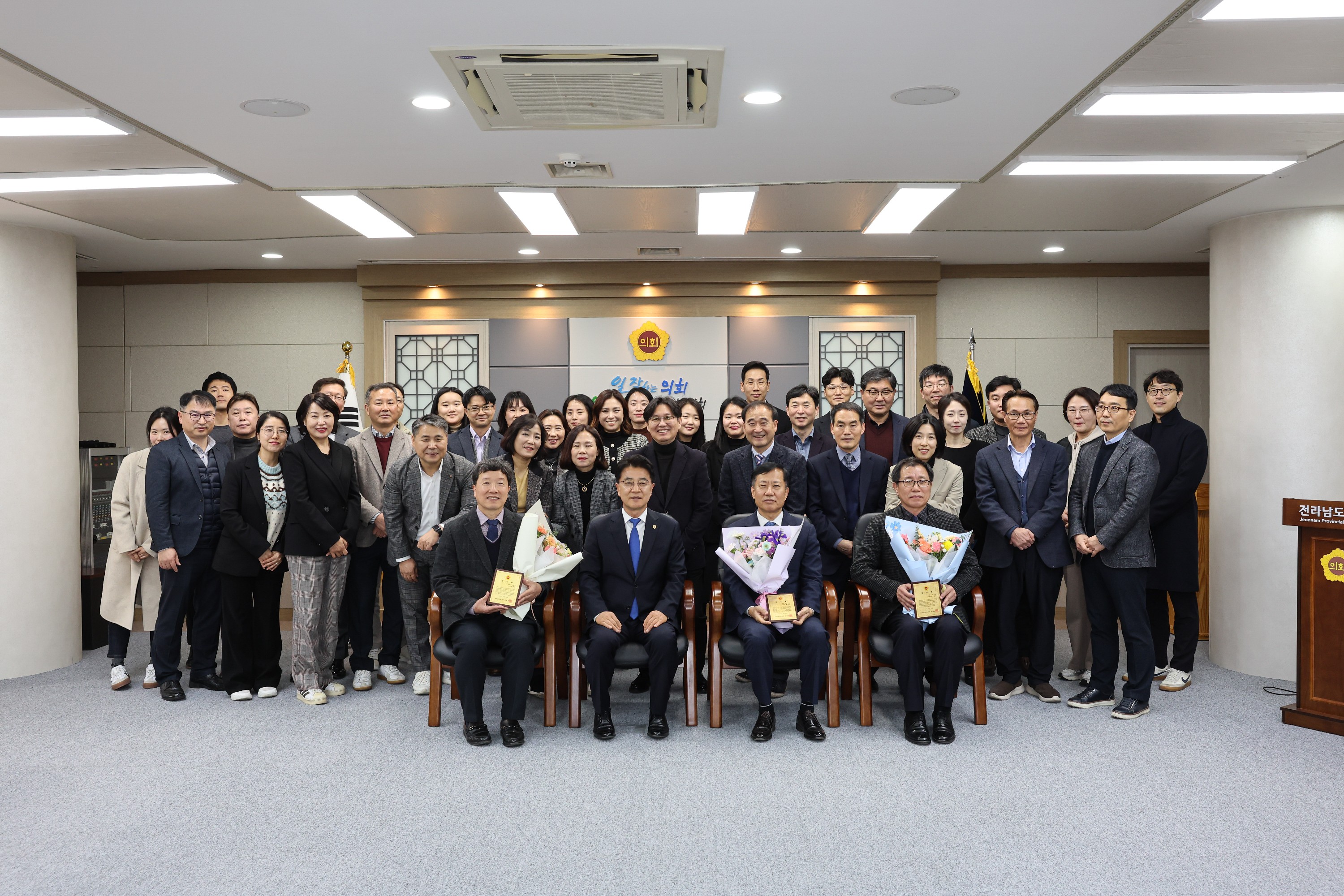 전라남도의회 퇴직공무원 감사패 수여식 첨부이미지 : 24년12월10일 전라남도의회 퇴직공무원 감사패 수여식_22.jpg