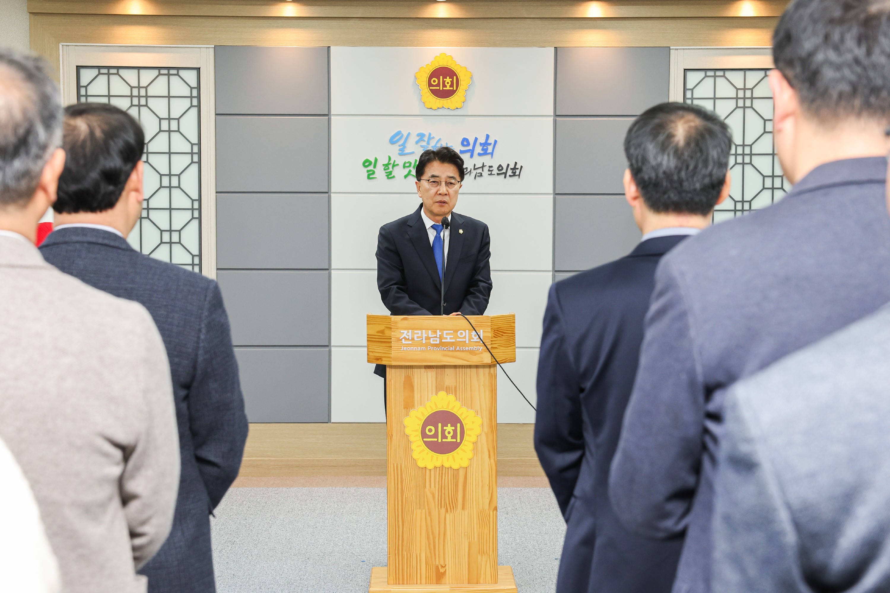 전라남도의회 퇴직공무원 감사패 수여식 첨부이미지 : 24년12월10일 전라남도의회 퇴직공무원 감사패 수여식_10.jpg