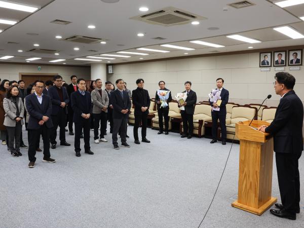 전라남도의회 퇴직공무원 감사패 수여식 첨부이미지 : 24년12월10일 전라남도의회 퇴직공무원 감사패 수여식_11.jpg