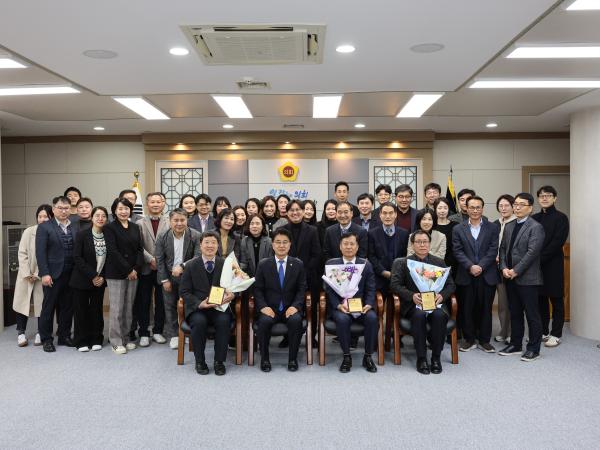 전라남도의회 퇴직공무원 감사패 수여식 첨부이미지 : 24년12월10일 전라남도의회 퇴직공무원 감사패 수여식_22.jpg