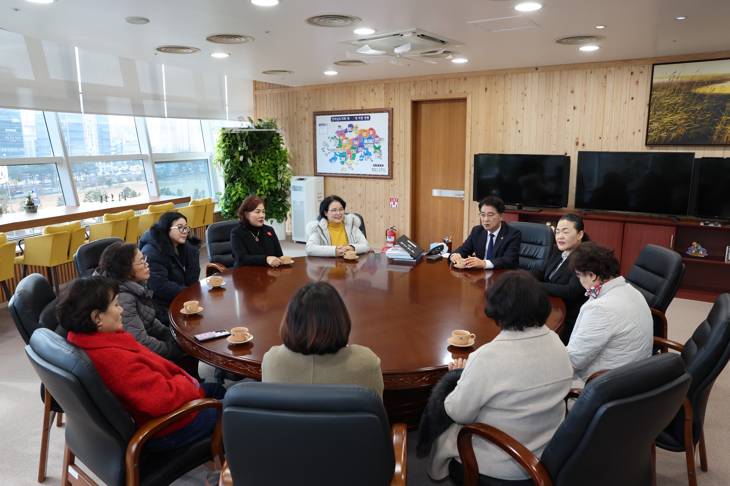 광양시 새마을부녀회 도의회 방문 첨부이미지 : 24년12월18일 광양시 새마을 부녀회 도의회 방문 - 003.jpg