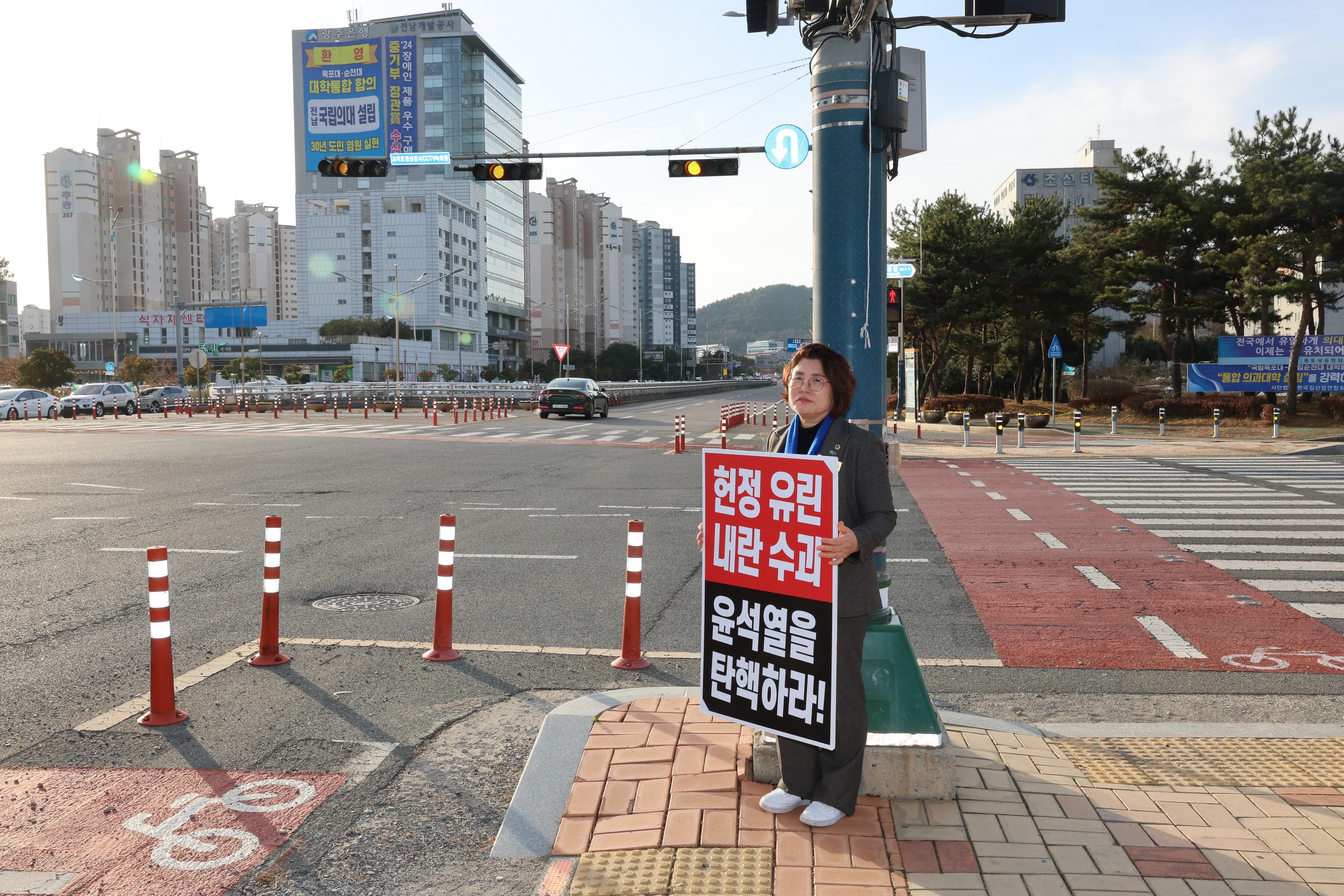 윤석열 탄핵 촉구 릴레이 농성 첨부이미지 : 24년12월12일 윤석열 탁핵 촉구 릴레이 농성 - 005.jpg