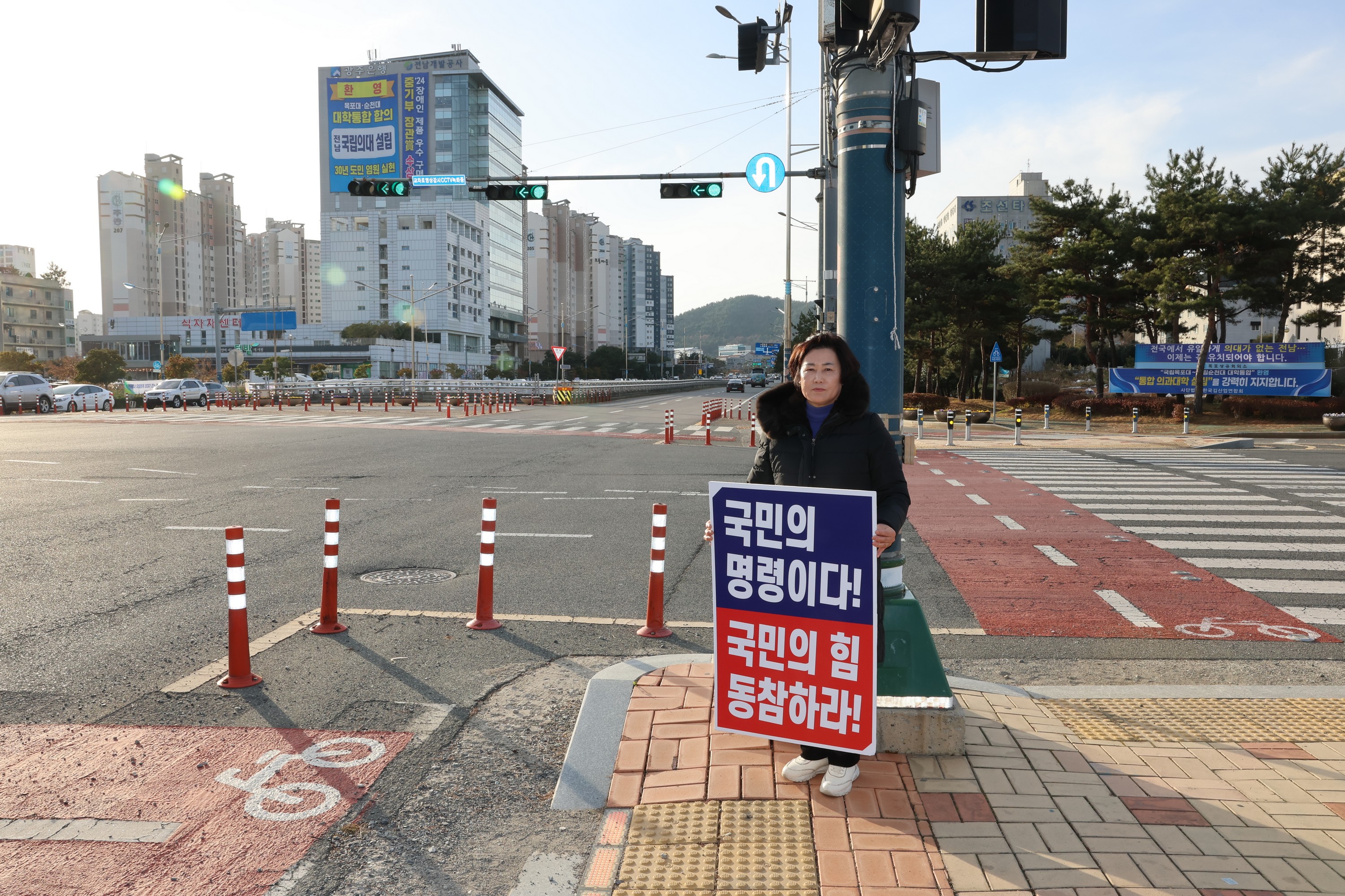 윤석열 탄핵 촉구 릴레이 농성 첨부이미지 : 24년12월12일 윤석열 탁핵 촉구 릴레이 농성 - 004.jpg