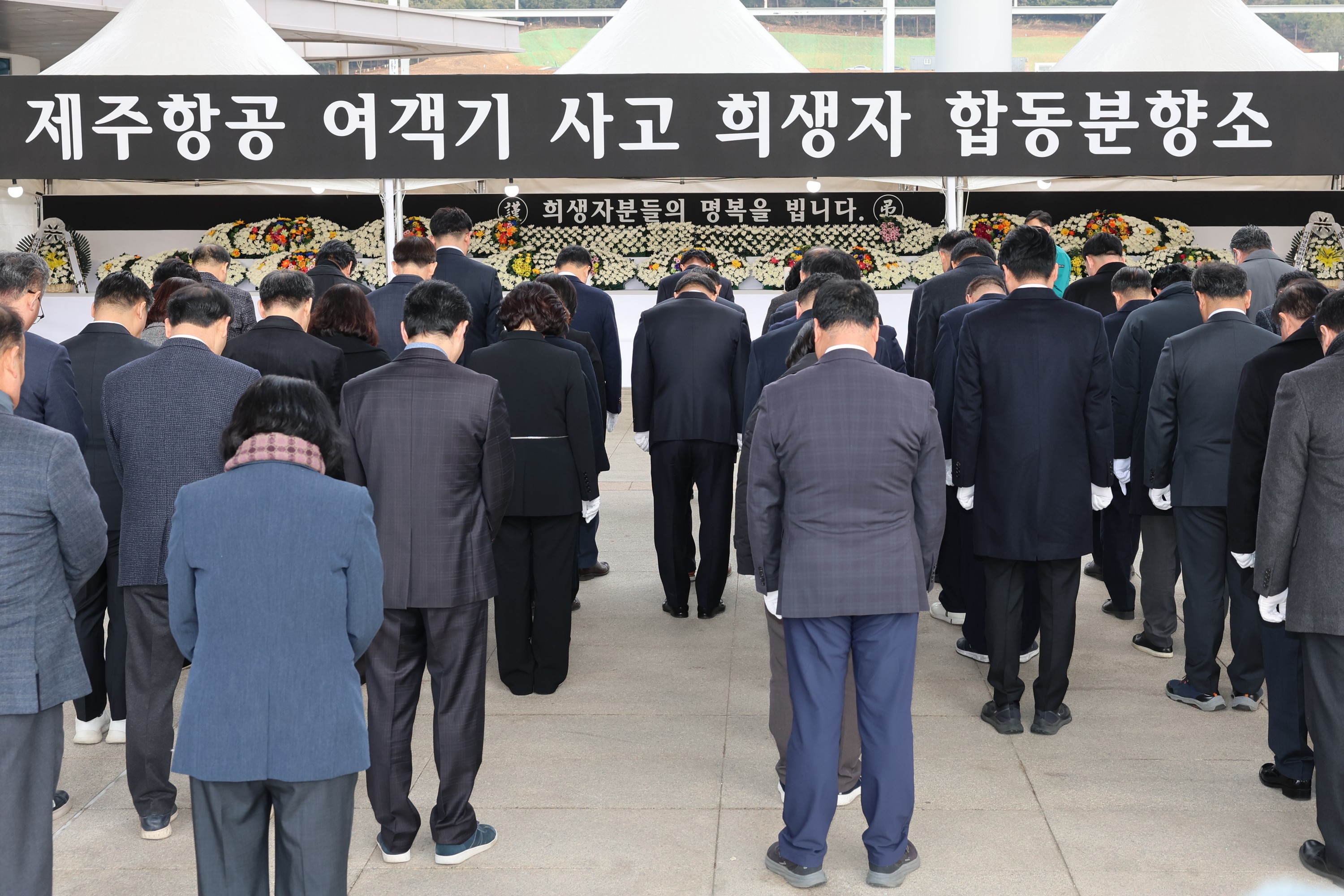 제주항공 여객기 사고 합동분향소 참배 첨부이미지 : 24년12월30일 제주항공 여객기 사고 전라남도의회 합동분향 - 007.jpg