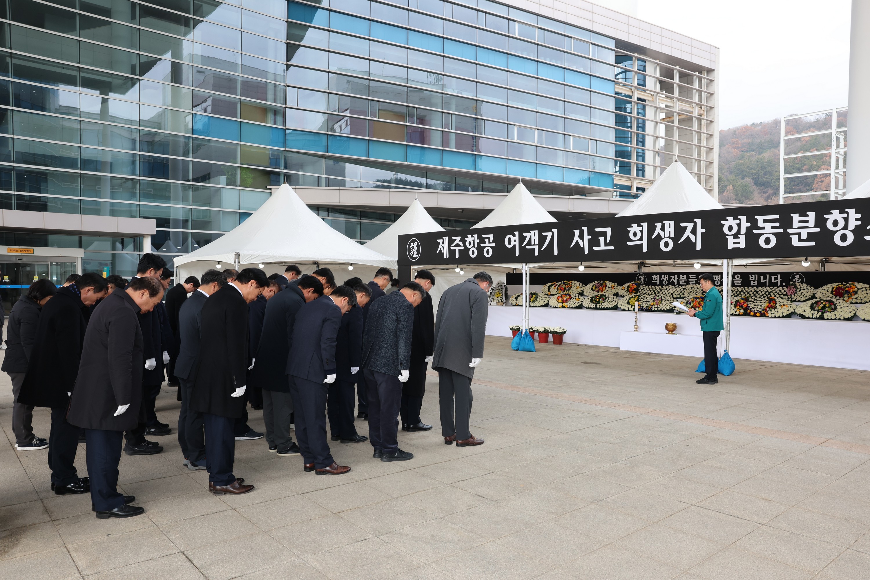 제주항공 여객기 사고 합동분향소 참배 첨부이미지 : 24년12월30일 제주항공 여객기 사고 전라남도의회 합동분향 - 006.jpg