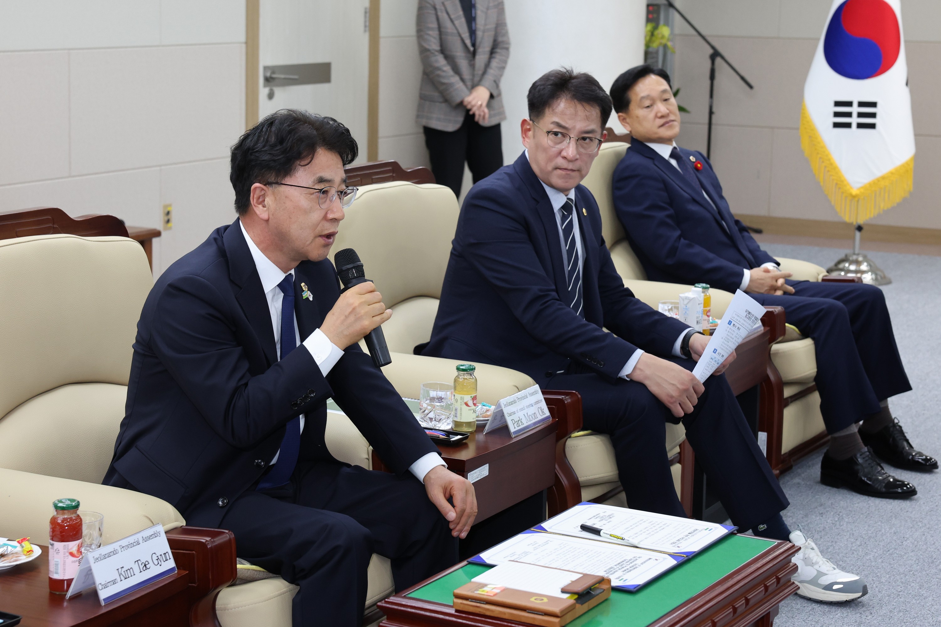 전라남도의회-우즈베키스탄 카라칼파크스탄의회 상호협력의향서 체결식 첨부이미지 : 24년11월27일 전라남도의회-우즈베키스탄 카라칼파크스탄의회회 상호협력의향서 체결식 - 016.jpg