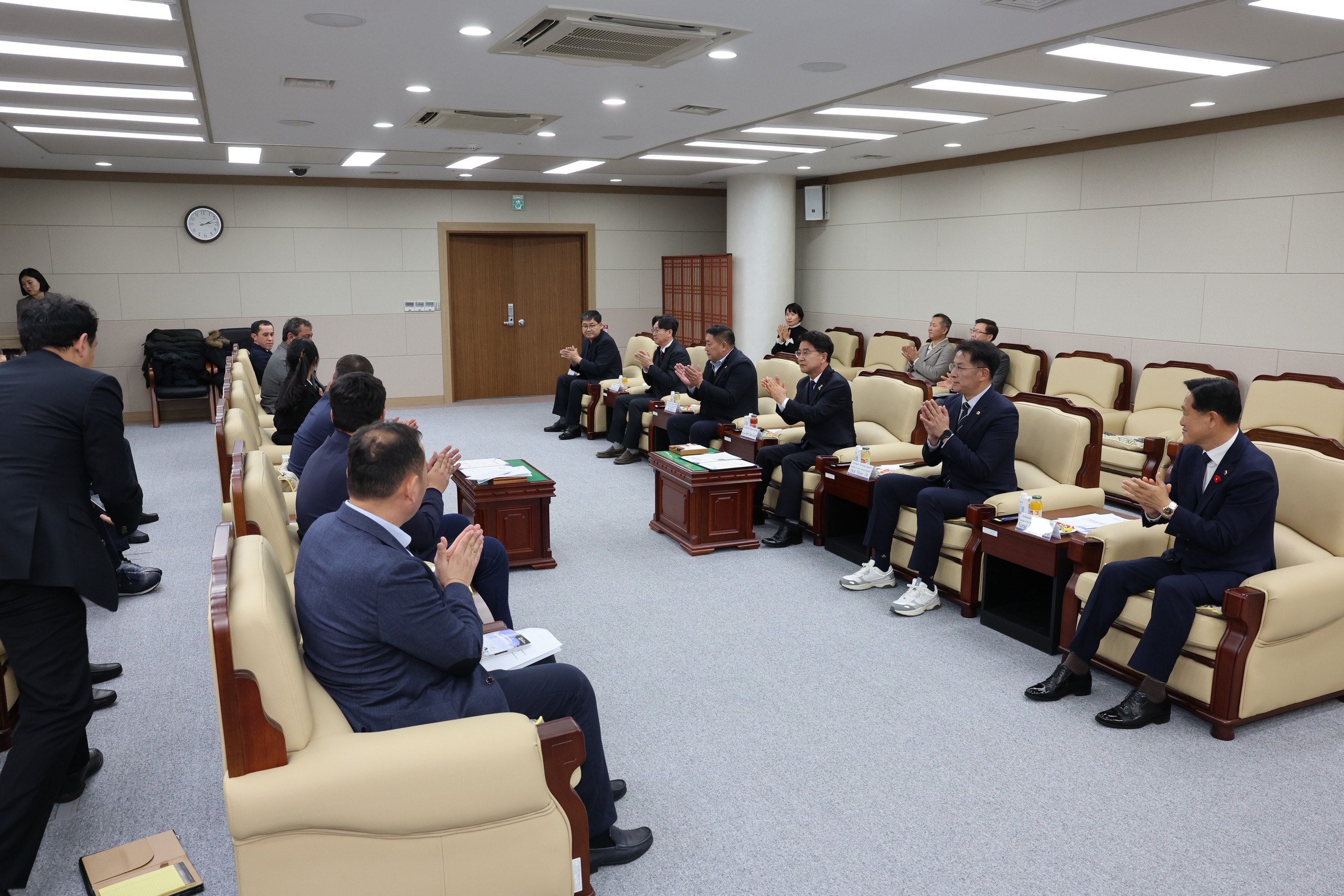 전라남도의회-우즈베키스탄 카라칼파크스탄의회 상호협력의향서 체결식 첨부이미지 : 24년11월27일 전라남도의회-우즈베키스탄 카라칼파크스탄의회회 상호협력의향서 체결식 - 005.jpg