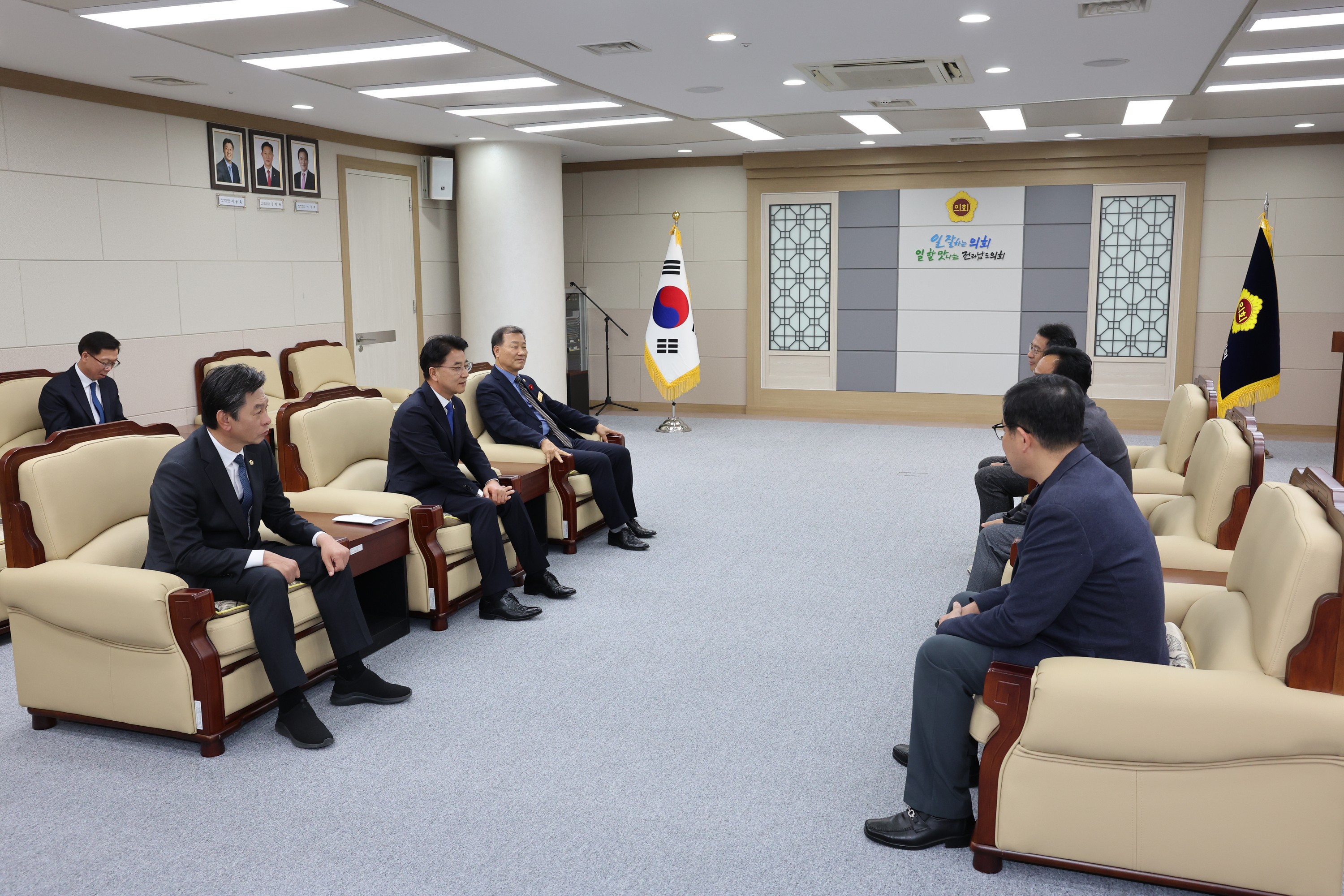 대한민국시도의회의장협의회 재난재해구호금 기탁식 첨부이미지 : 24년11월20일 대한민국시도의회의장협의회 재난재해구호금 기탁식 - 003.jpg