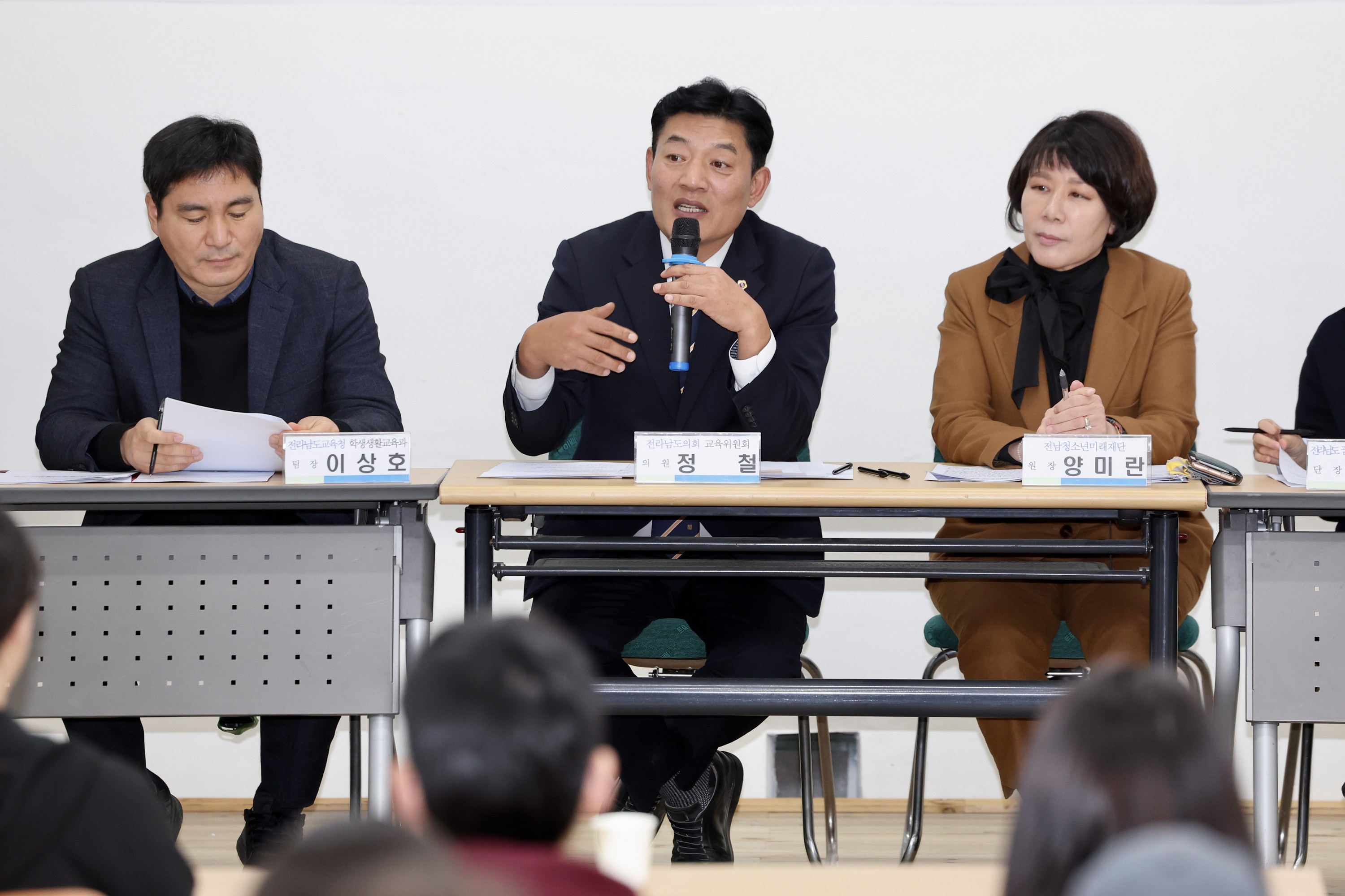 학교 밖 청소년 인식개선 및 제도 확립을 위한 전라남도의회와 함께하는 토크콘서트 첨부이미지 : 24년11월19일 학교 밖 청소년 인식개선 및 제도 확립을 위한 전라남도의회와 함께하는 토크콘서트 - 016.jpg