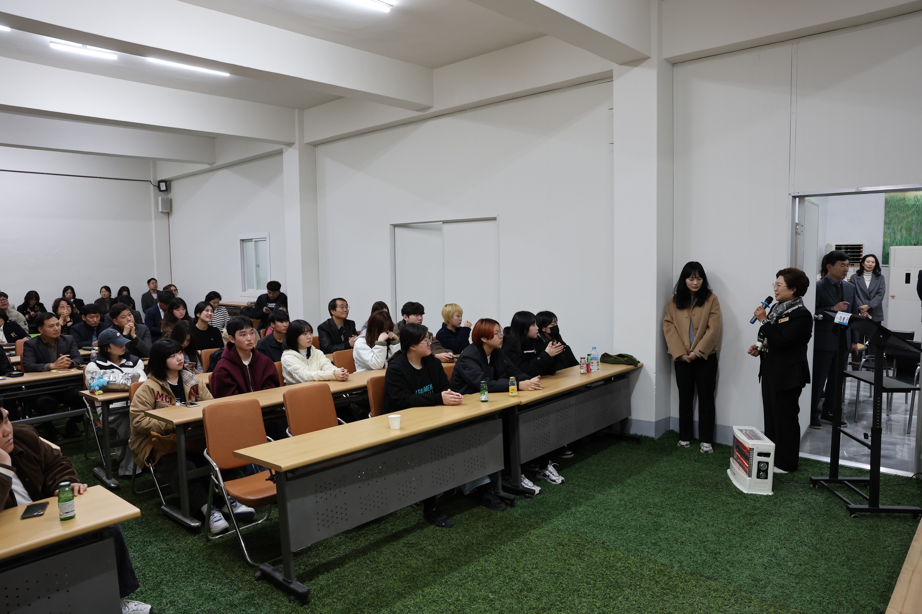 학교 밖 청소년 인식개선 및 제도 확립을 위한 전라남도의회와 함께하는 토크콘서트 첨부이미지 : 24년11월19일 학교 밖 청소년 인식개선 및 제도 확립을 위한 전라남도의회와 함께하는 토크콘서트 - 036.jpg