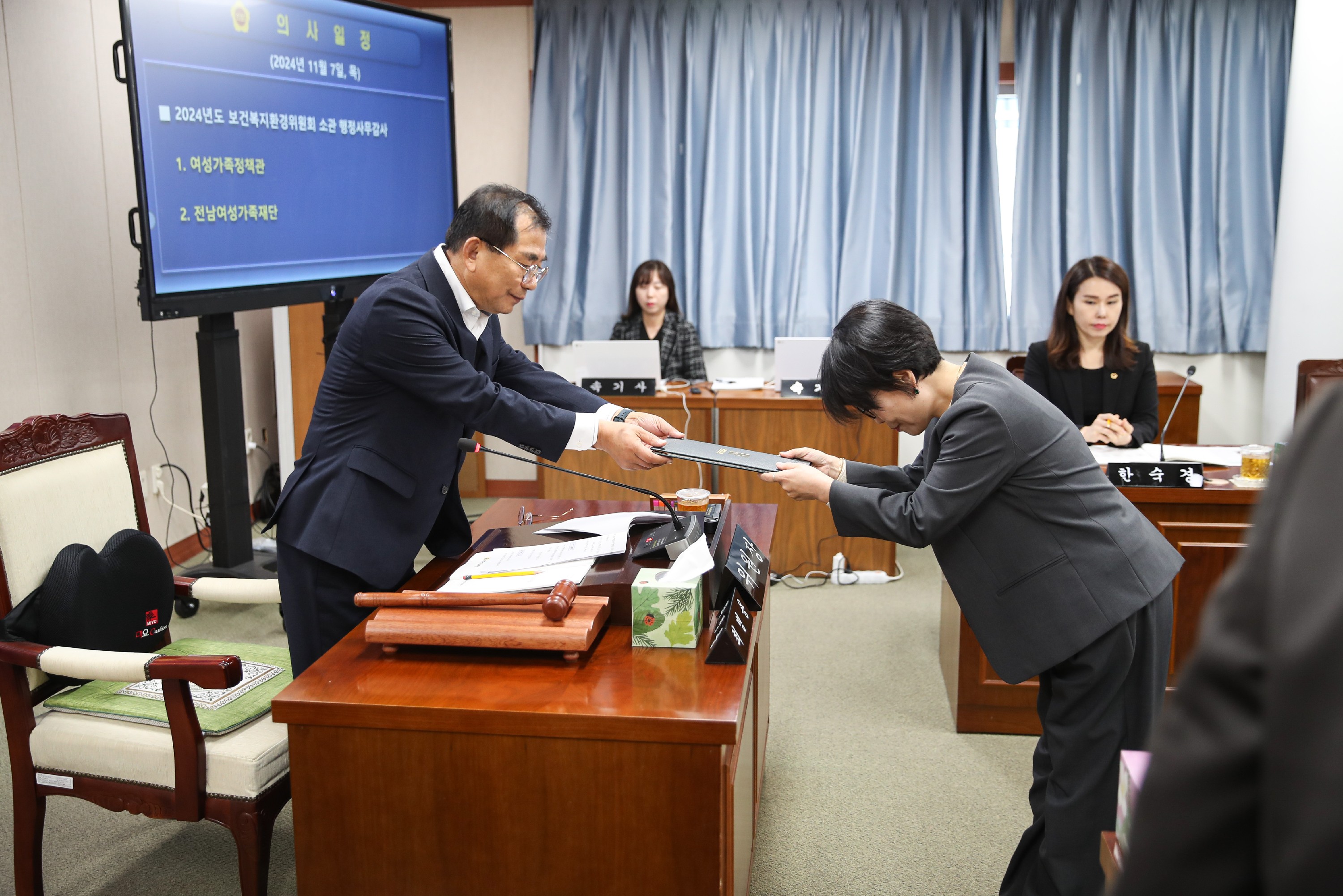 제386회 정례회 보건복지환경위원회 행정사무감사 첨부이미지 : 24년11월07일 제386회 정례회 보건복지환경위원회 행정사무감사_08.jpg