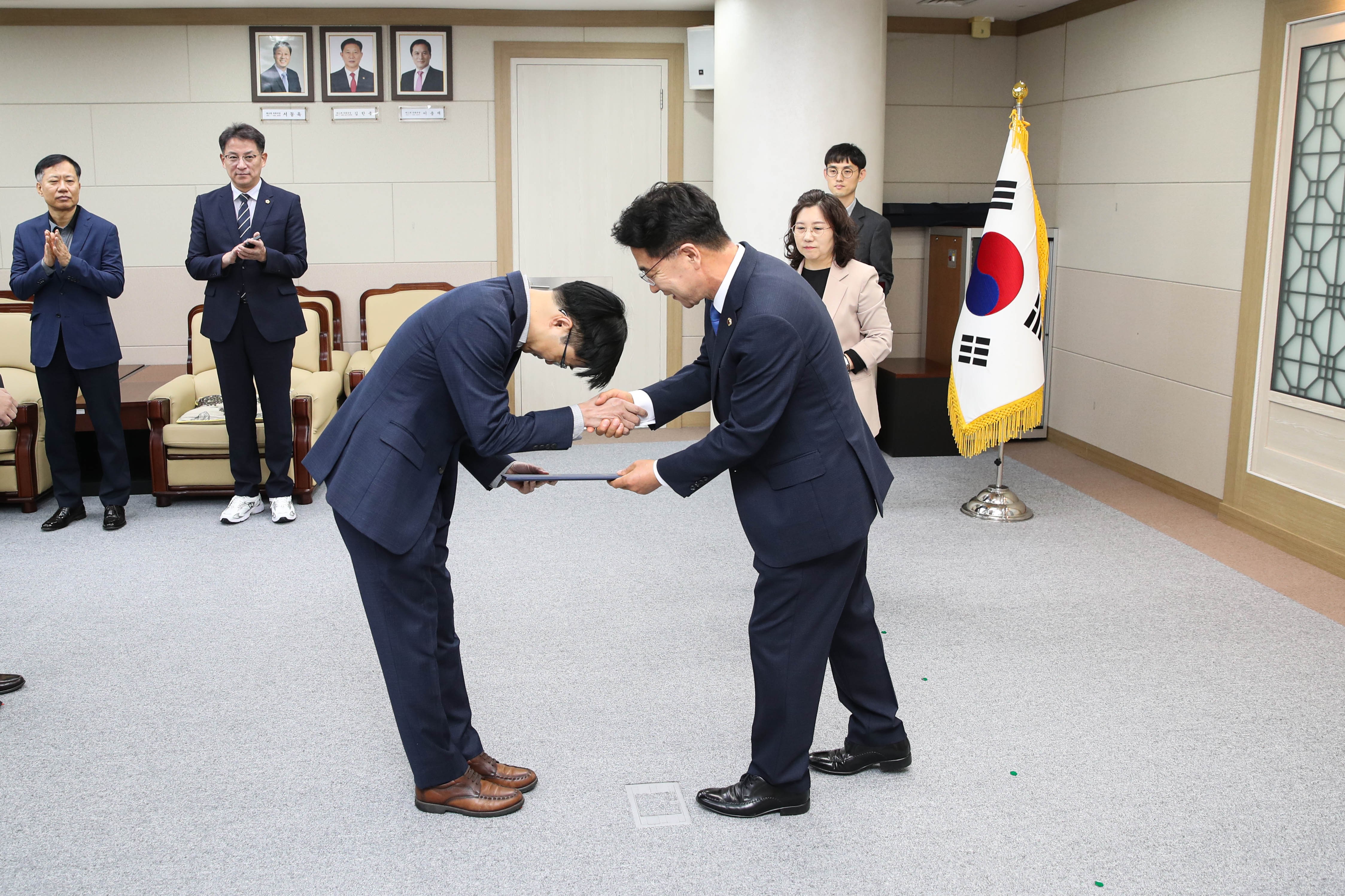 수시인사에 따른 임용장 수여 첨부이미지 : 24년10월 23일 수시인사에 따른 임용장 수여_05.jpg