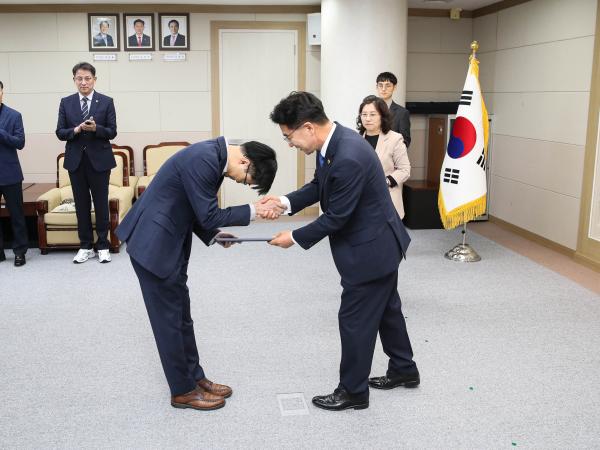 수시인사에 따른 임용장 수여 첨부이미지 : 24년10월 23일 수시인사에 따른 임용장 수여_05.jpg