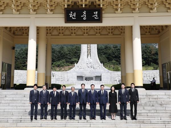 대한민국시도의회의장협의회 대전현충원 참배 첨부이미지 : 24년08월14일 대한민국시도의회의장협의회 대전 현충원 참배 - 049.jpg