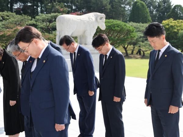 대한민국시도의회의장협의회 대전현충원 참배 첨부이미지 : 24년08월14일 대한민국시도의회의장협의회 대전 현충원 참배 - 006.jpg