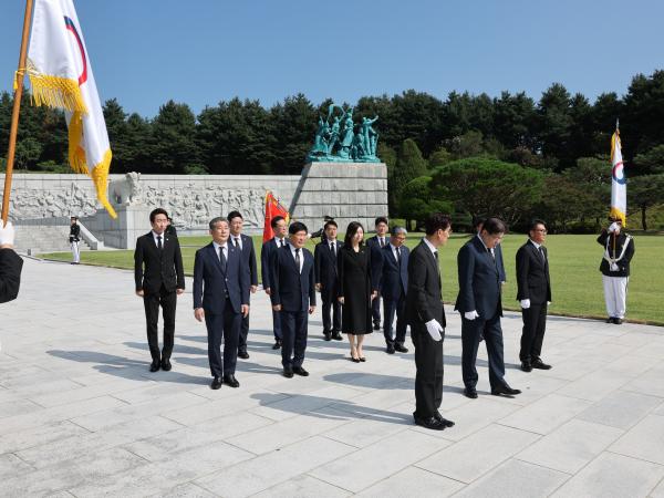 대한민국시도의회의장협의회 대전현충원 참배 첨부이미지 : 24년08월14일 대한민국시도의회의장협의회 대전 현충원 참배 - 009.jpg