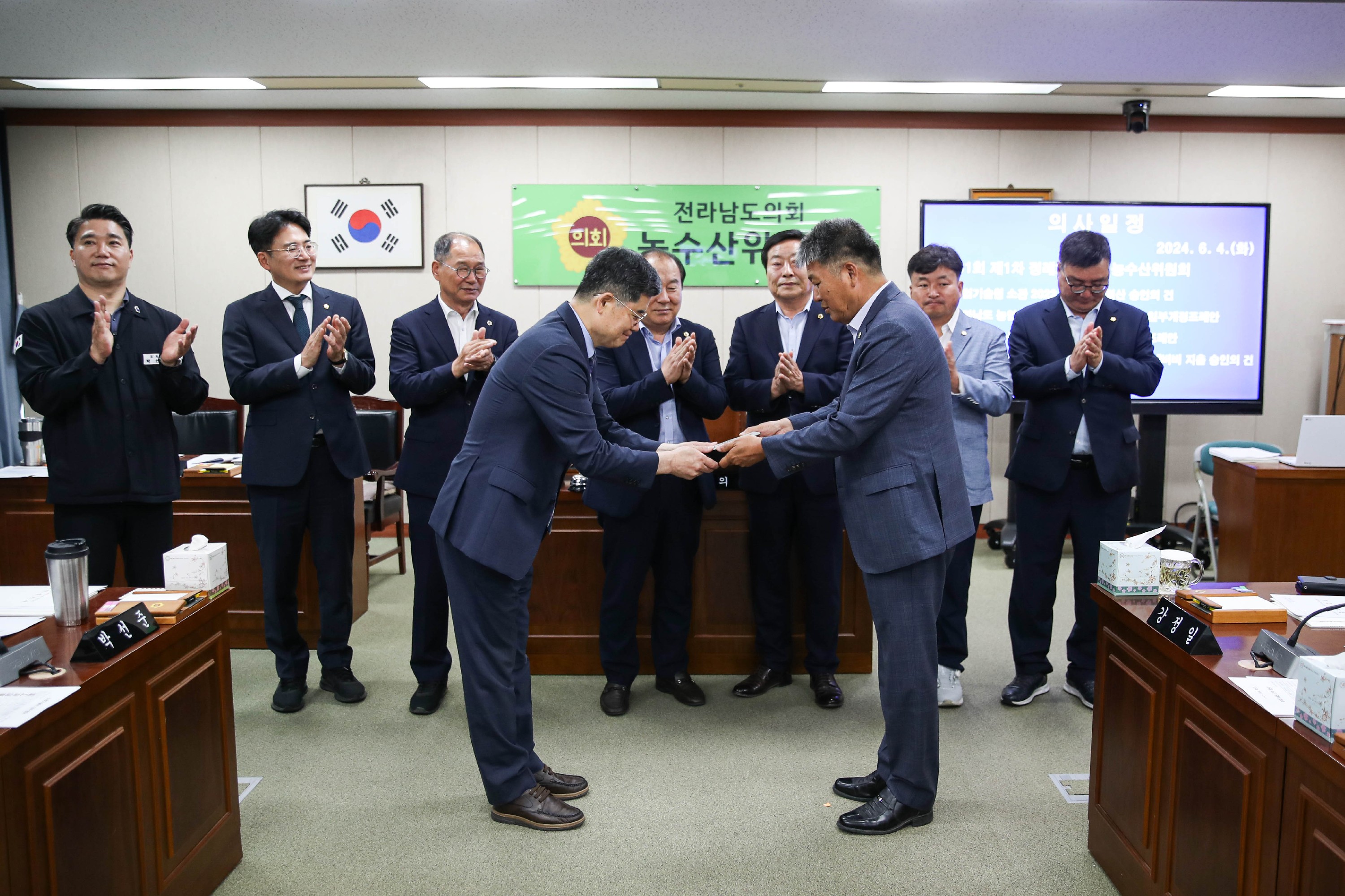 농수산위원회 - 정광현 농축산식품국장 감사패 전달식 첨부이미지 : 24년06월04월 농수산위원회 정광현 농축산식품국장 감사패 전달식_01.jpg