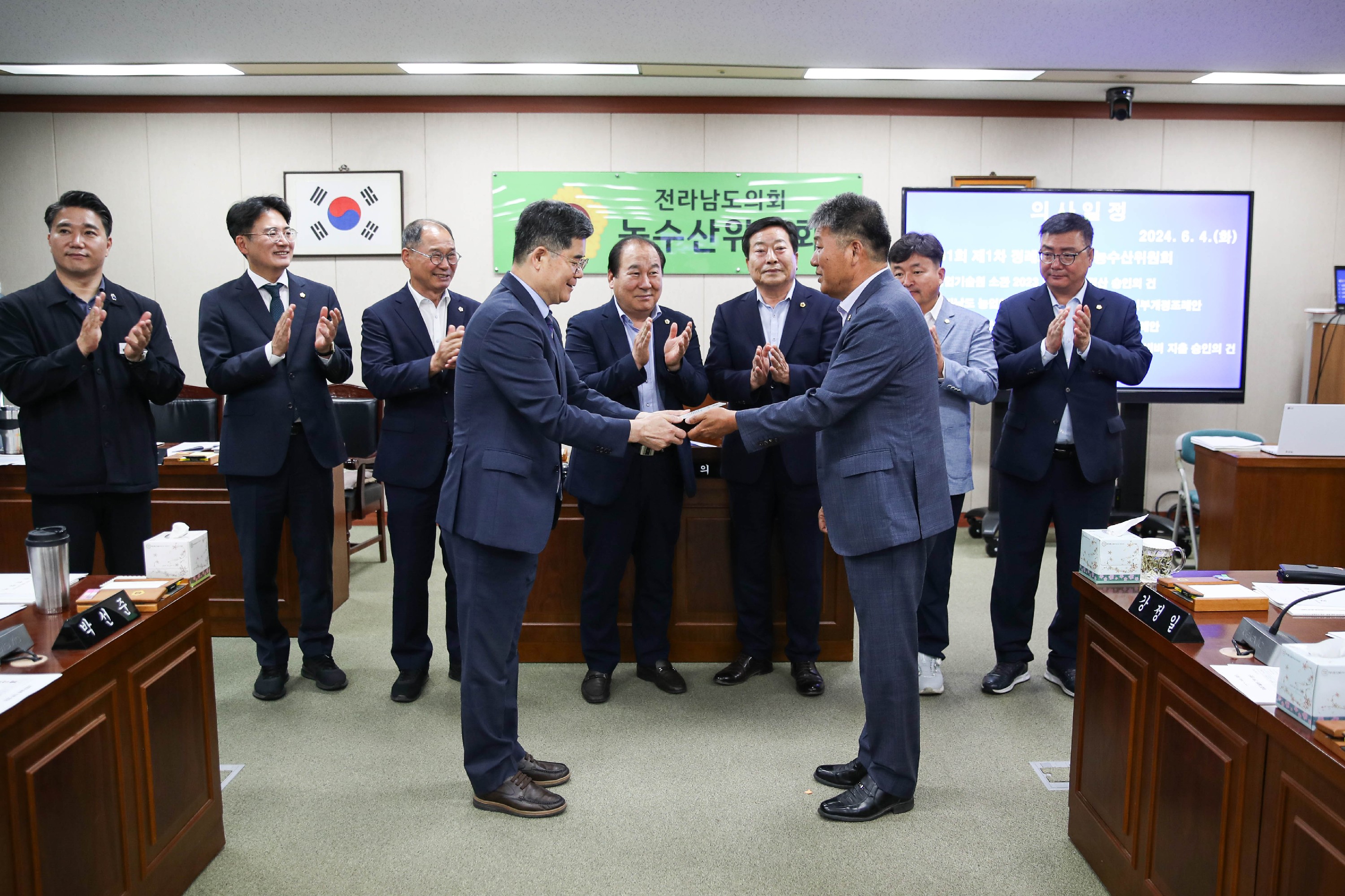 농수산위원회 - 정광현 농축산식품국장 감사패 전달식 첨부이미지 : 24년06월04월 농수산위원회 정광현 농축산식품국장 감사패 전달식_02.jpg