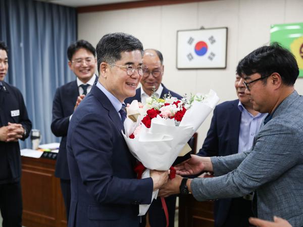 농수산위원회 - 정광현 농축산식품국장 감사패 전달식 첨부이미지 : 24년06월04월 농수산위원회 정광현 농축산식품국장 감사패 전달식_04.jpg