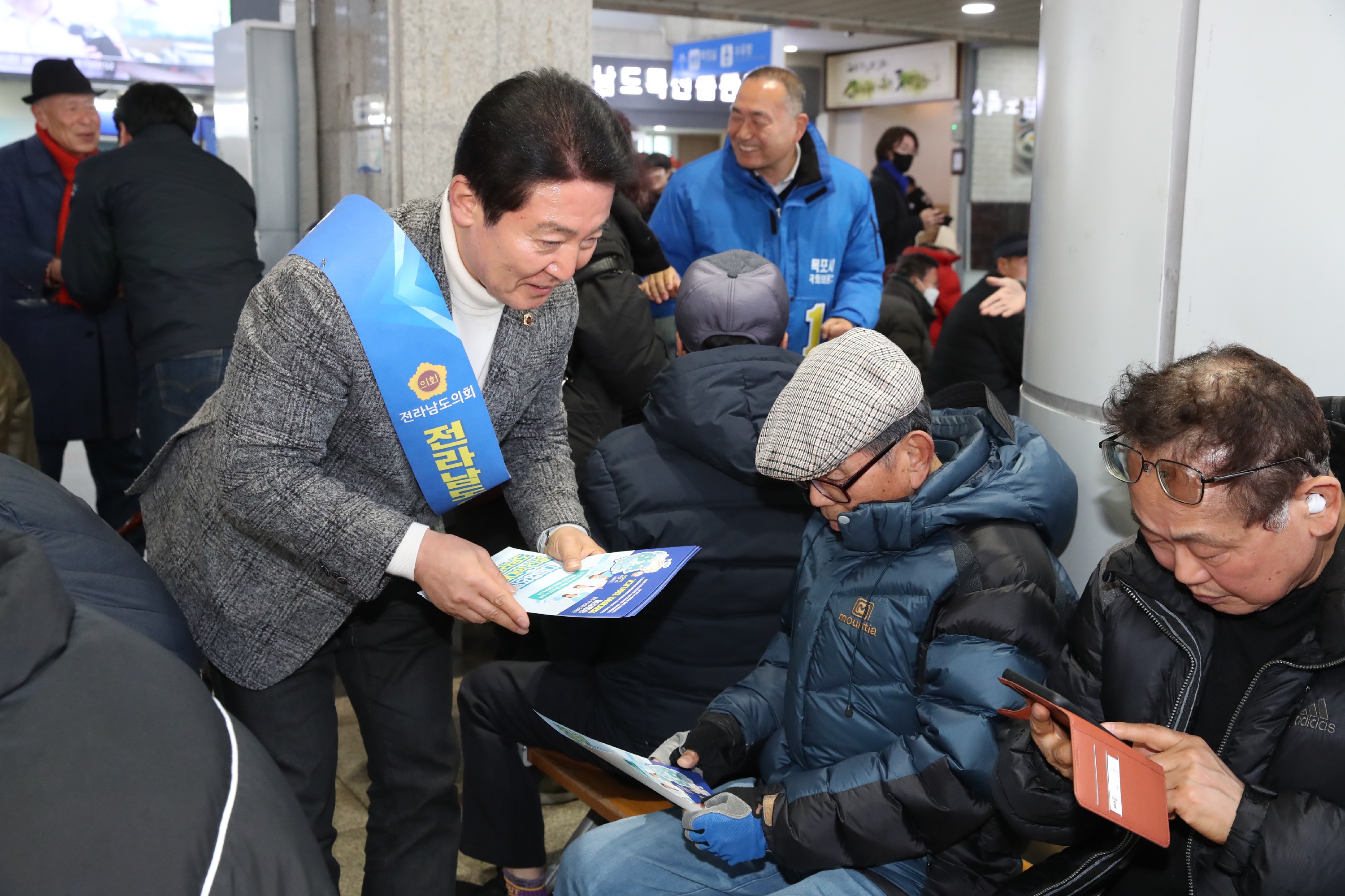 설 명절 귀성객 대상 의대신설 홍보 캠페인 첨부이미지 : 02월08일 설 명절 귀성객 대상 의대신설 홍보 캠페인(목포역)_183.jpg