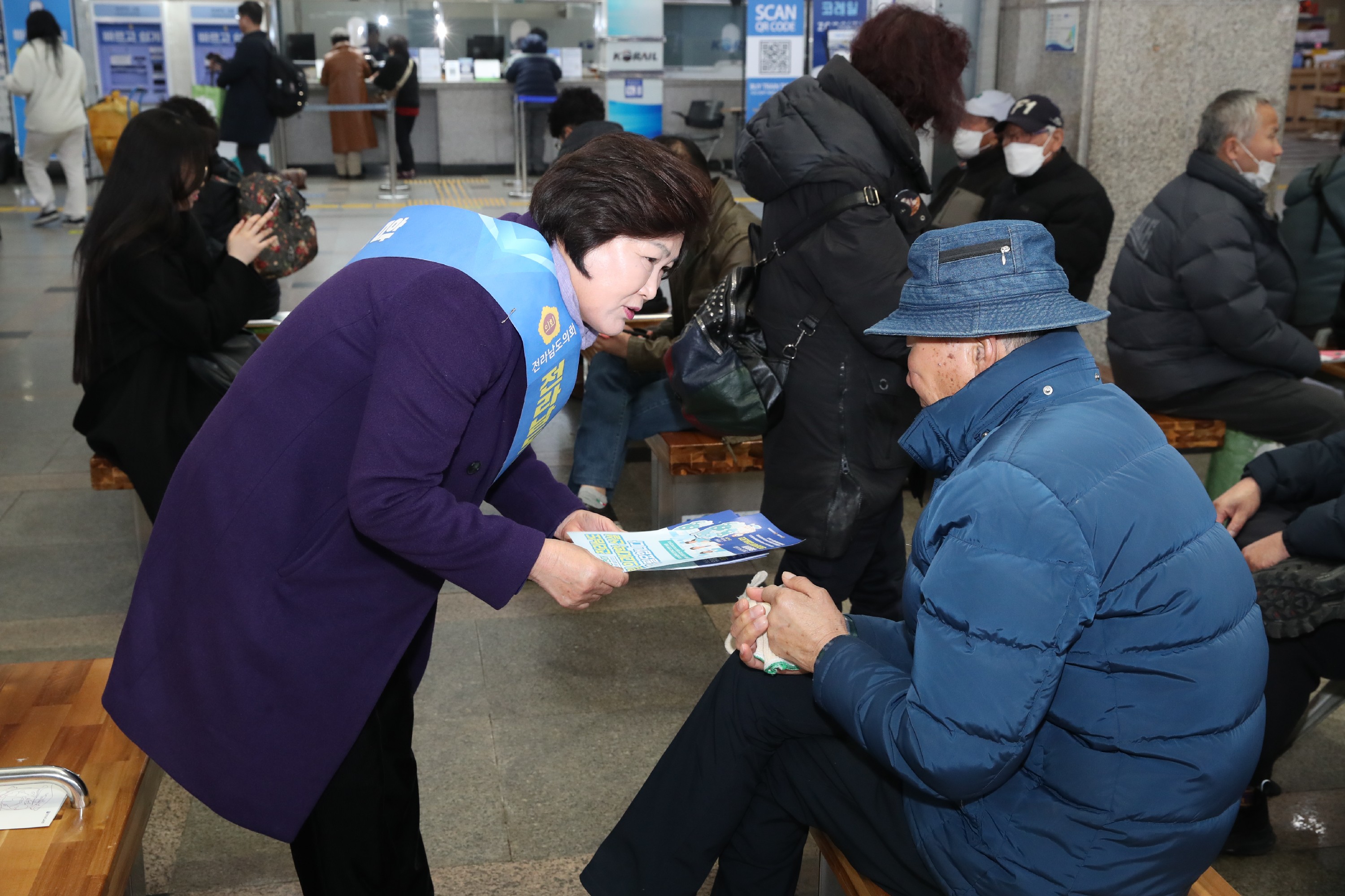 설 명절 귀성객 대상 의대신설 홍보 캠페인 첨부이미지 : 02월08일 설 명절 귀성객 대상 의대신설 홍보 캠페인(목포역)_009.jpg