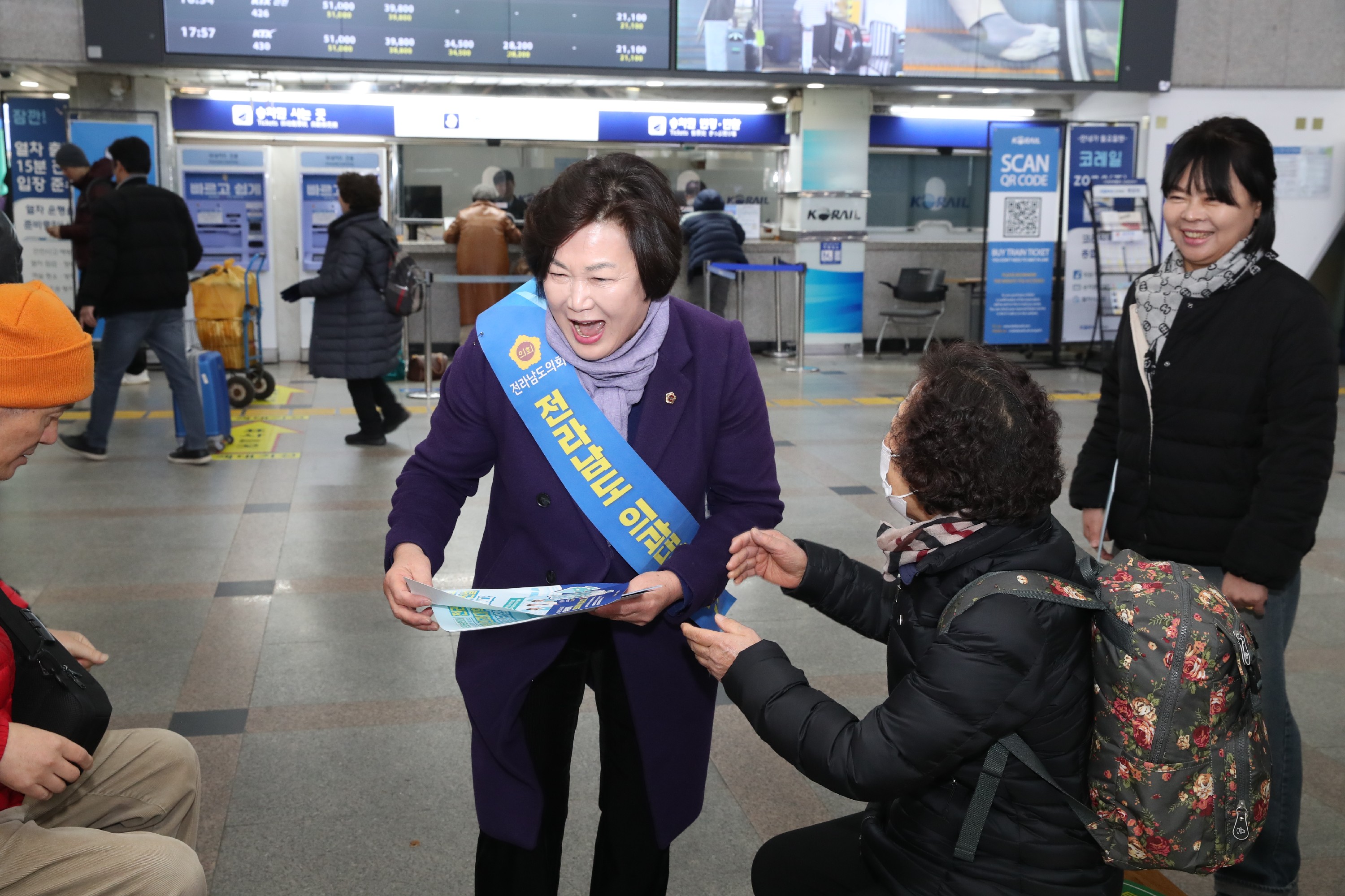 설 명절 귀성객 대상 의대신설 홍보 캠페인 첨부이미지 : 02월08일 설 명절 귀성객 대상 의대신설 홍보 캠페인(목포역)_005.jpg