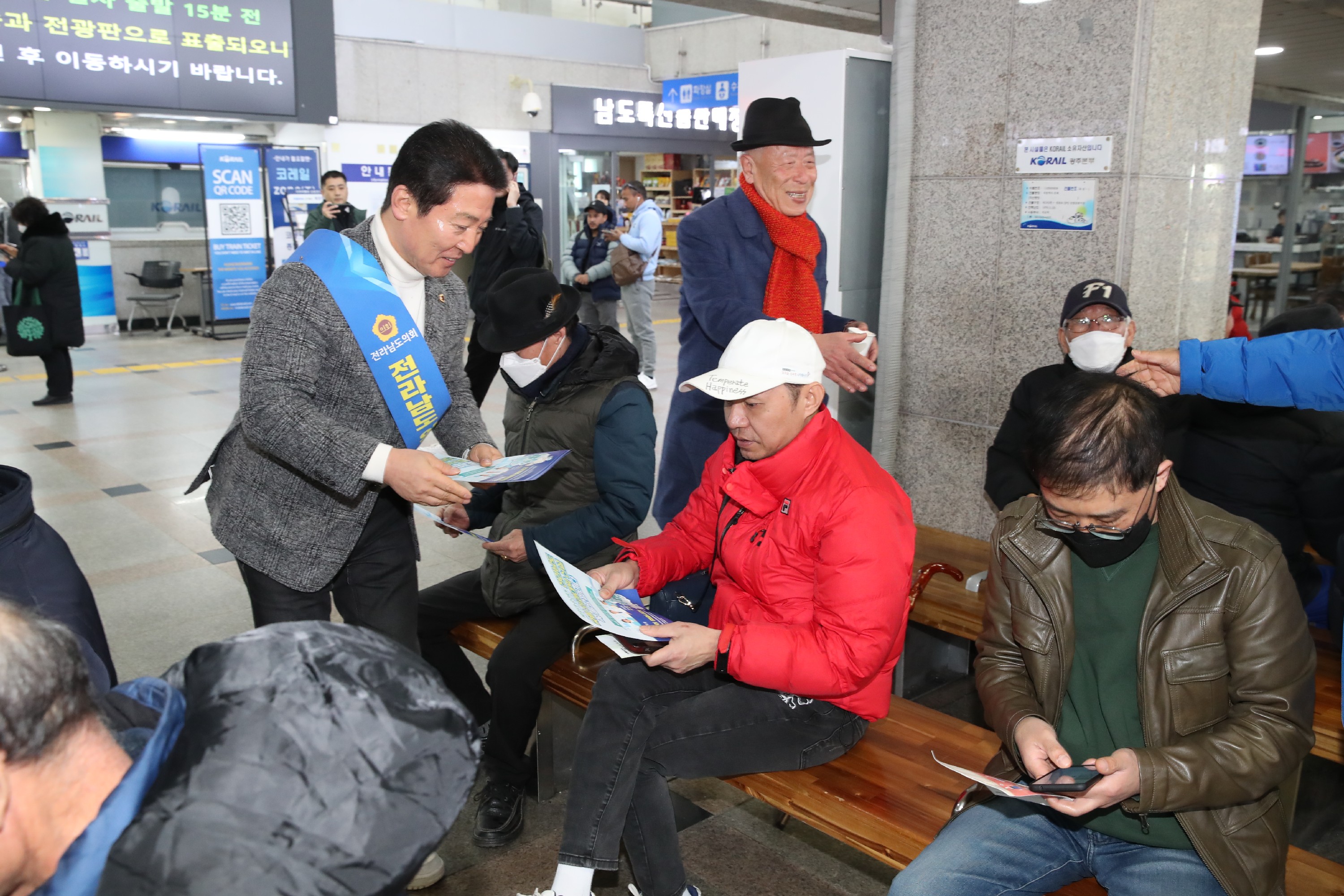 설 명절 귀성객 대상 의대신설 홍보 캠페인 첨부이미지 : 02월08일 설 명절 귀성객 대상 의대신설 홍보 캠페인(목포역)_175.jpg