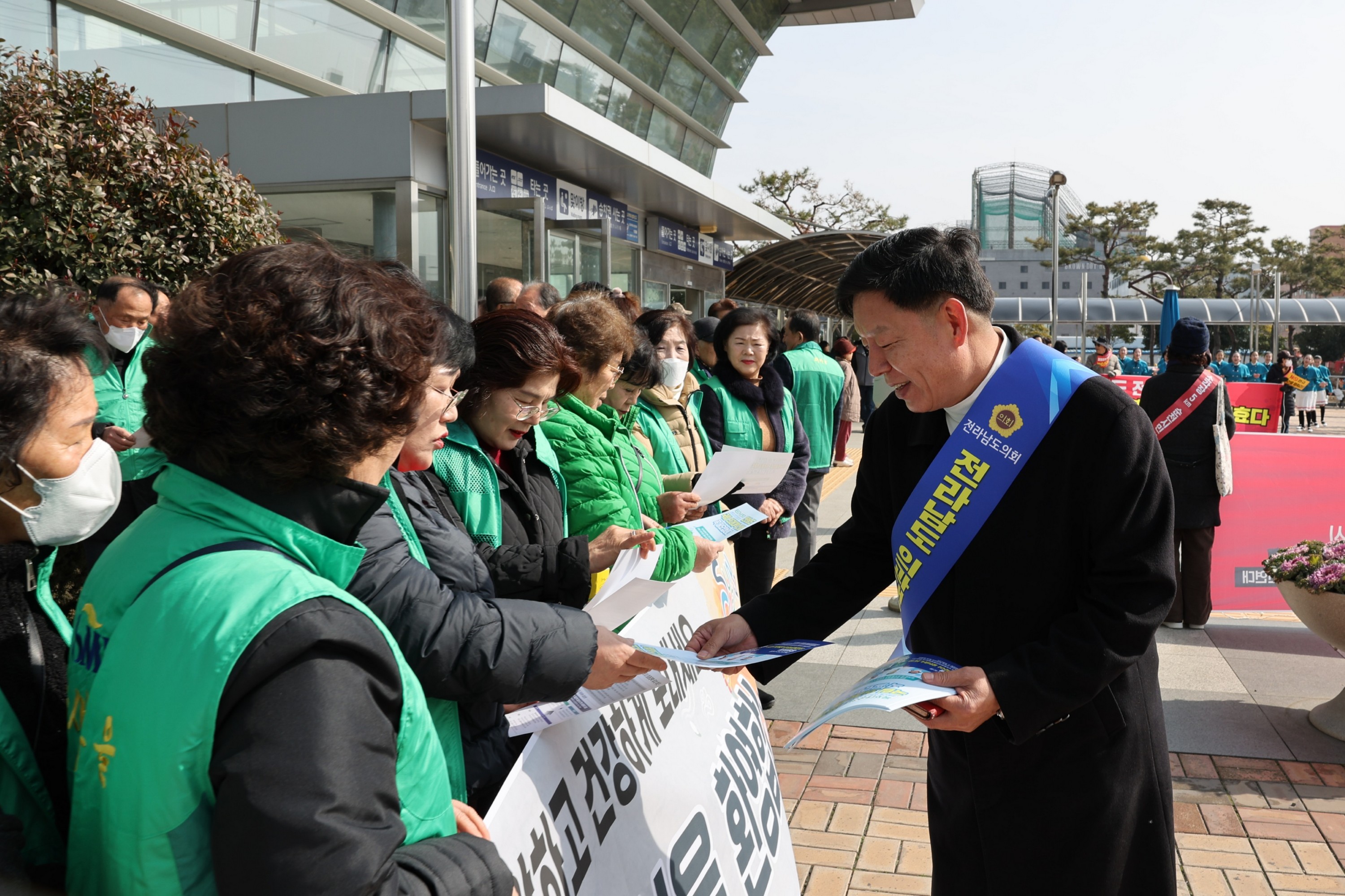 설 명절 귀성객 대상 의대신설 홍보 캠페인 첨부이미지 : 24년02월08일 설 명절 귀성객 대상 의대신설 홍보 캠페인(순천역) - 060.jpg