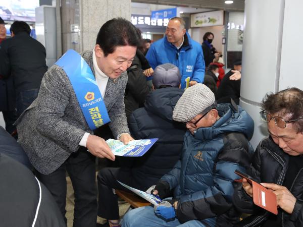 설 명절 귀성객 대상 의대신설 홍보 캠페인 첨부이미지 : 02월08일 설 명절 귀성객 대상 의대신설 홍보 캠페인(목포역)_183.jpg