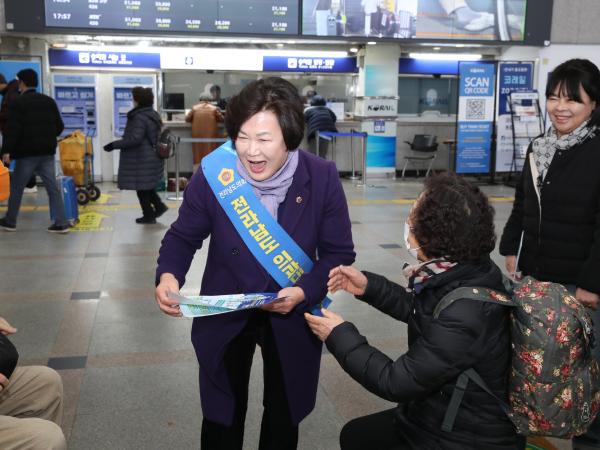 설 명절 귀성객 대상 의대신설 홍보 캠페인 첨부이미지 : 02월08일 설 명절 귀성객 대상 의대신설 홍보 캠페인(목포역)_005.jpg