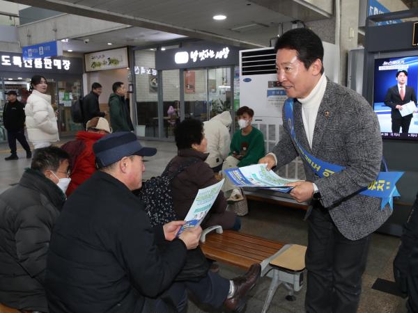 설 명절 귀성객 대상 의대신설 홍보 캠페인 첨부이미지 : 02월08일 설 명절 귀성객 대상 의대신설 홍보 캠페인(목포역)_192.jpg